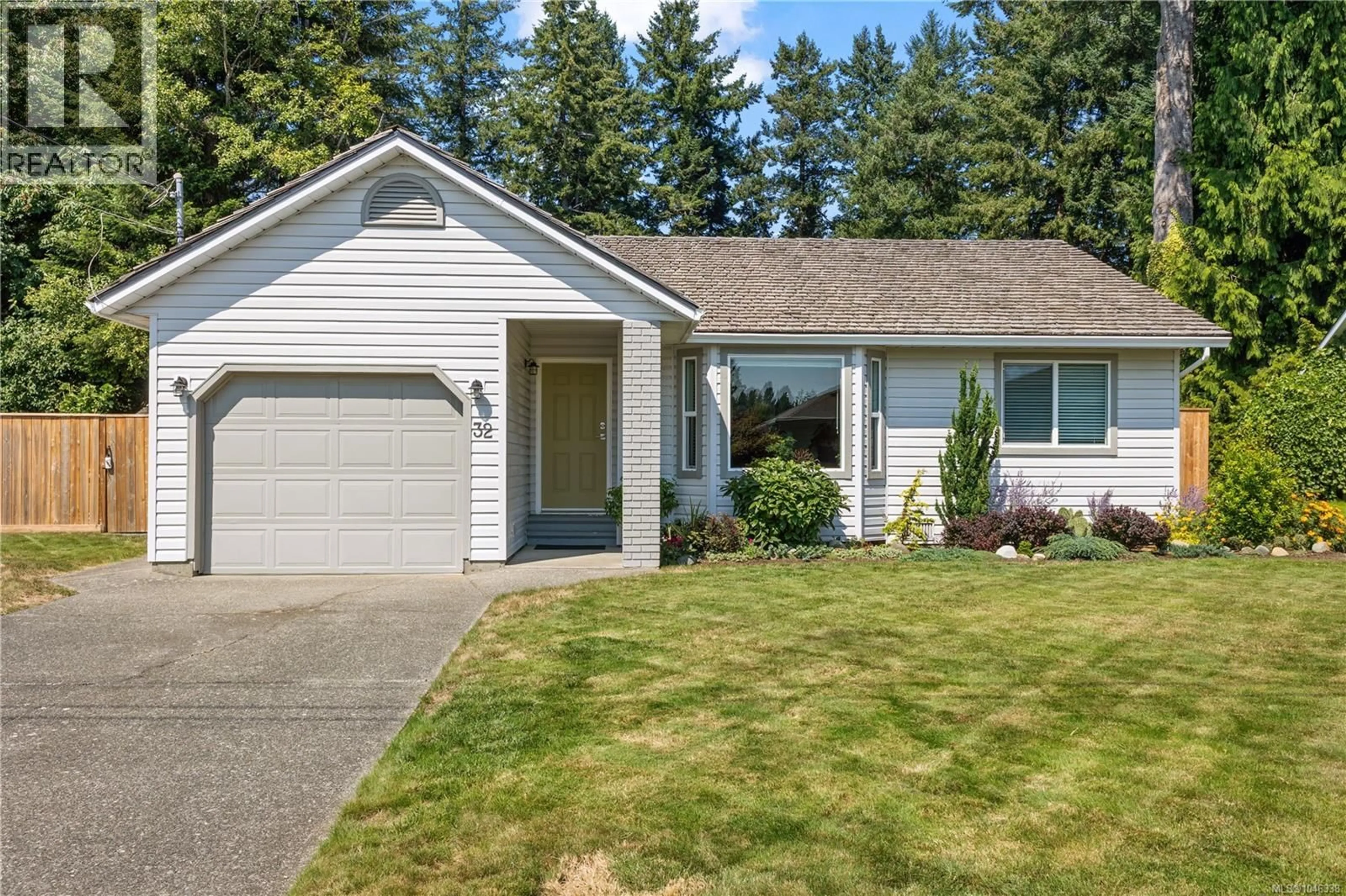 Home with vinyl exterior material, street for 32 OREGON ROAD, Campbell River British Columbia V9W5T1