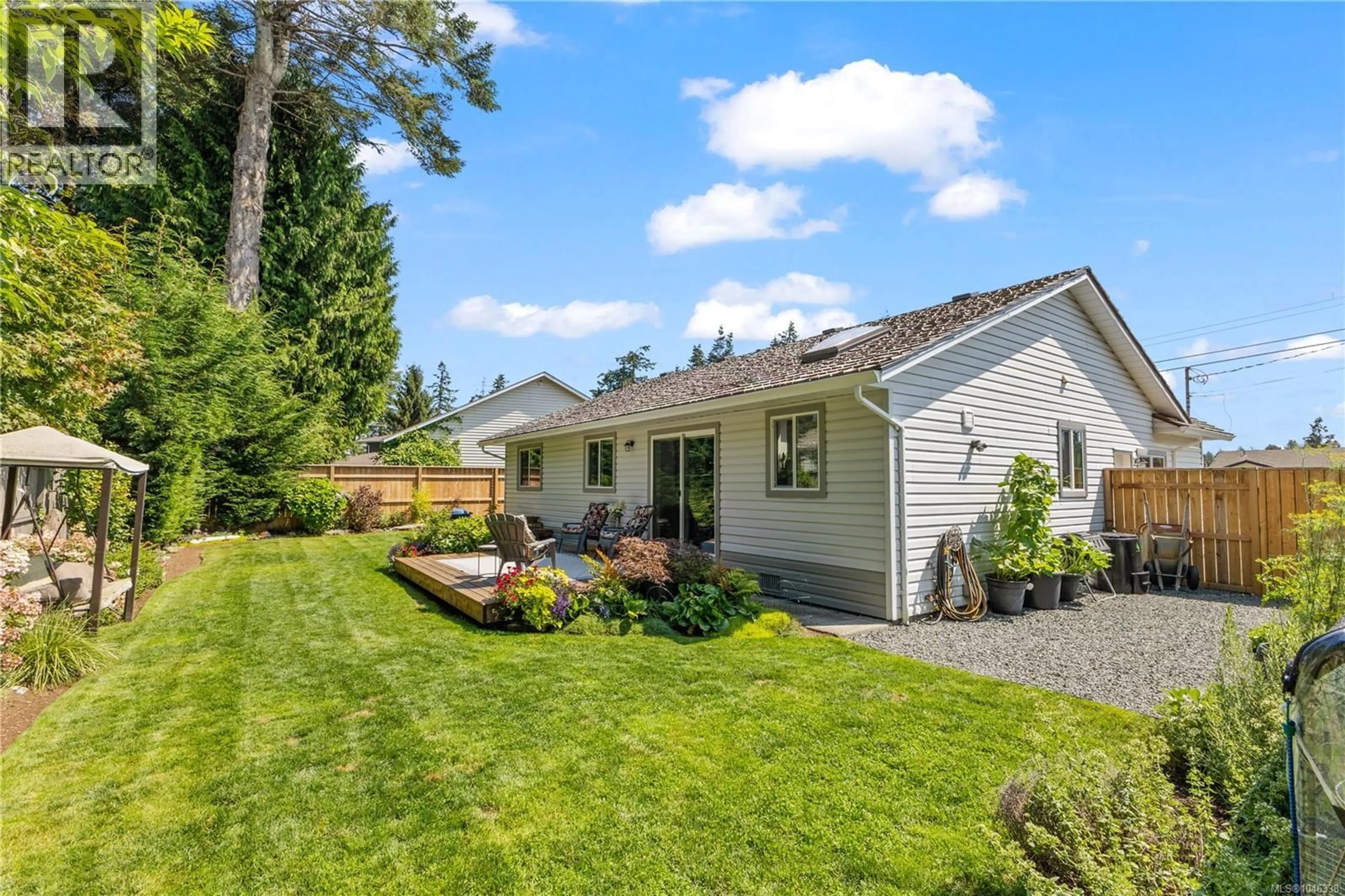 Home with vinyl exterior material, street for 32 OREGON ROAD, Campbell River British Columbia V9W5T1