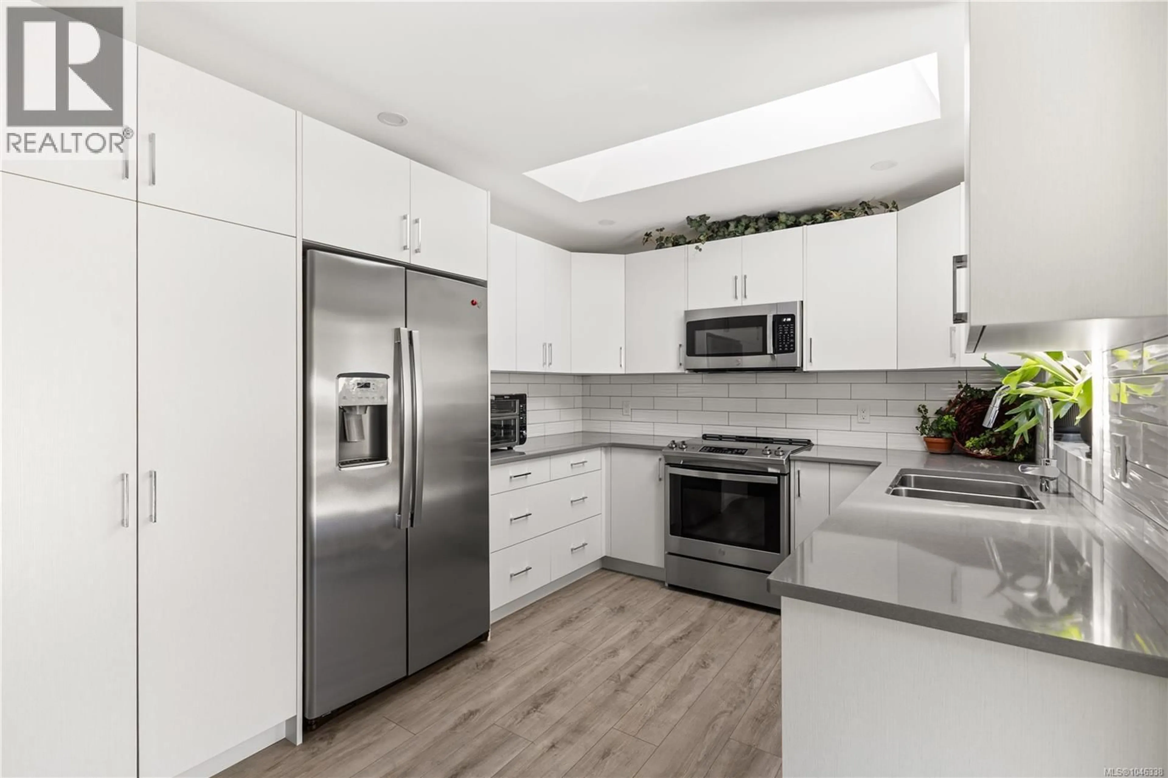 Contemporary kitchen, ceramic/tile floor for 32 OREGON ROAD, Campbell River British Columbia V9W5T1
