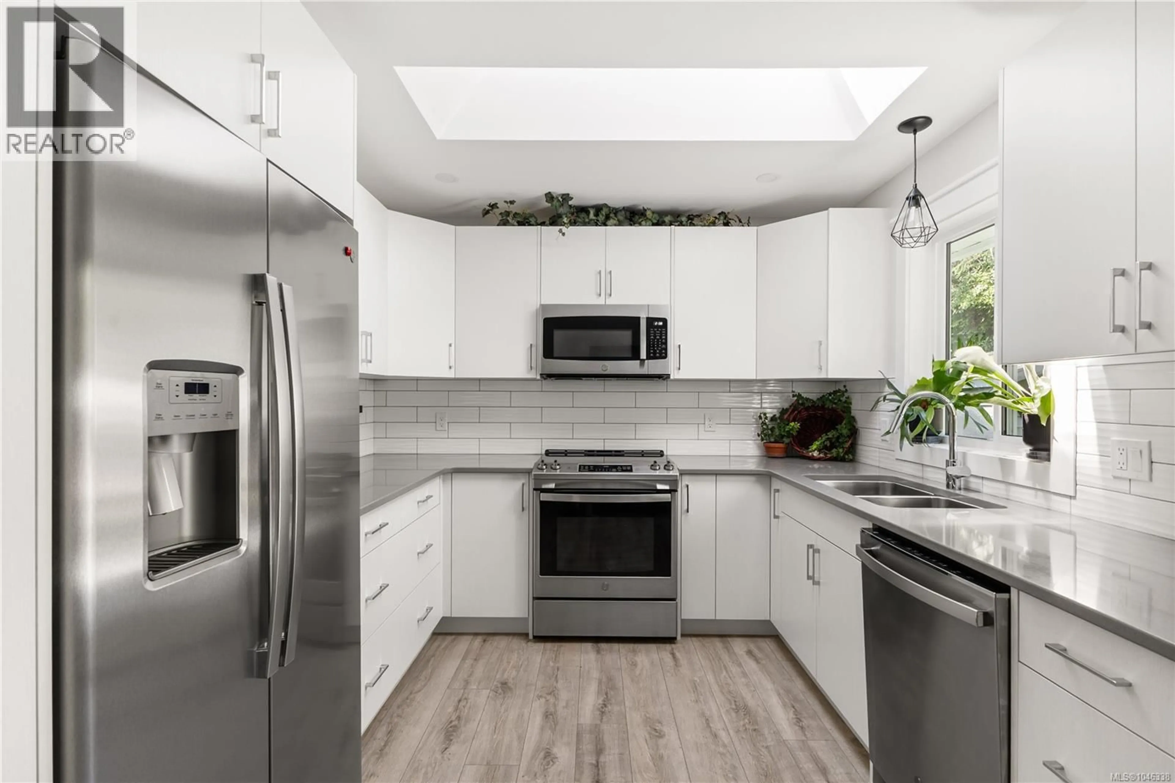 Contemporary kitchen, unknown for 32 OREGON ROAD, Campbell River British Columbia V9W5T1