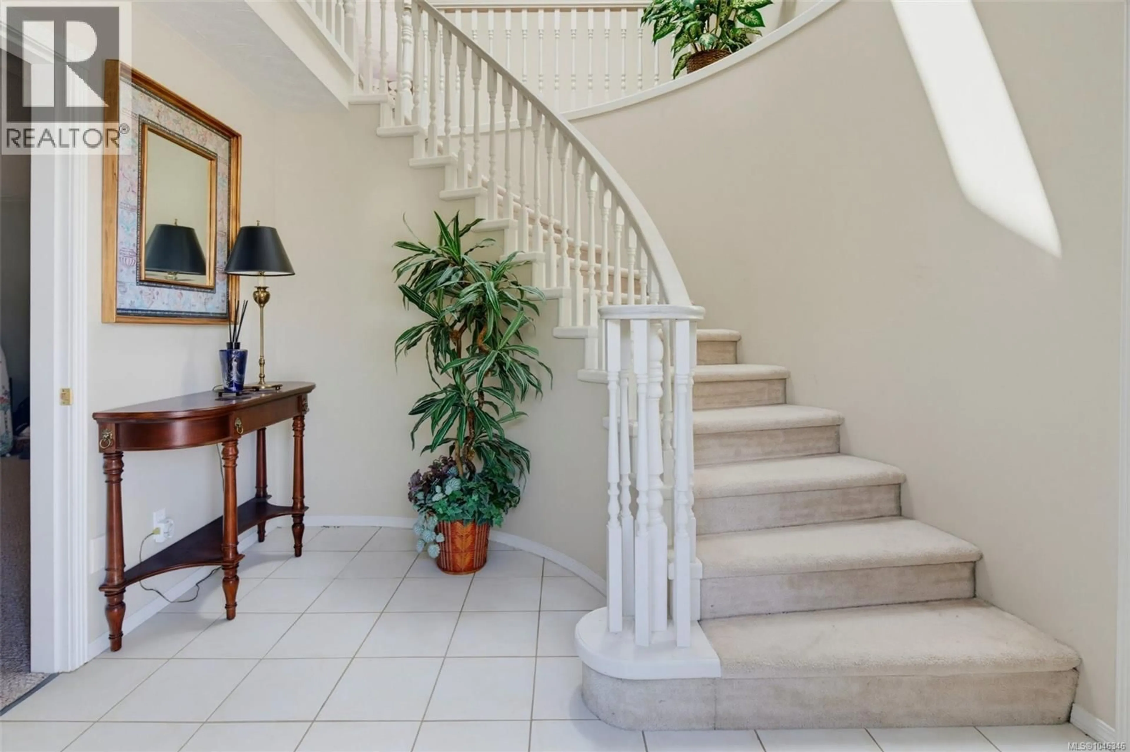 Indoor foyer for 1847 EL SERENO DRIVE, Saanich British Columbia V8N6K4