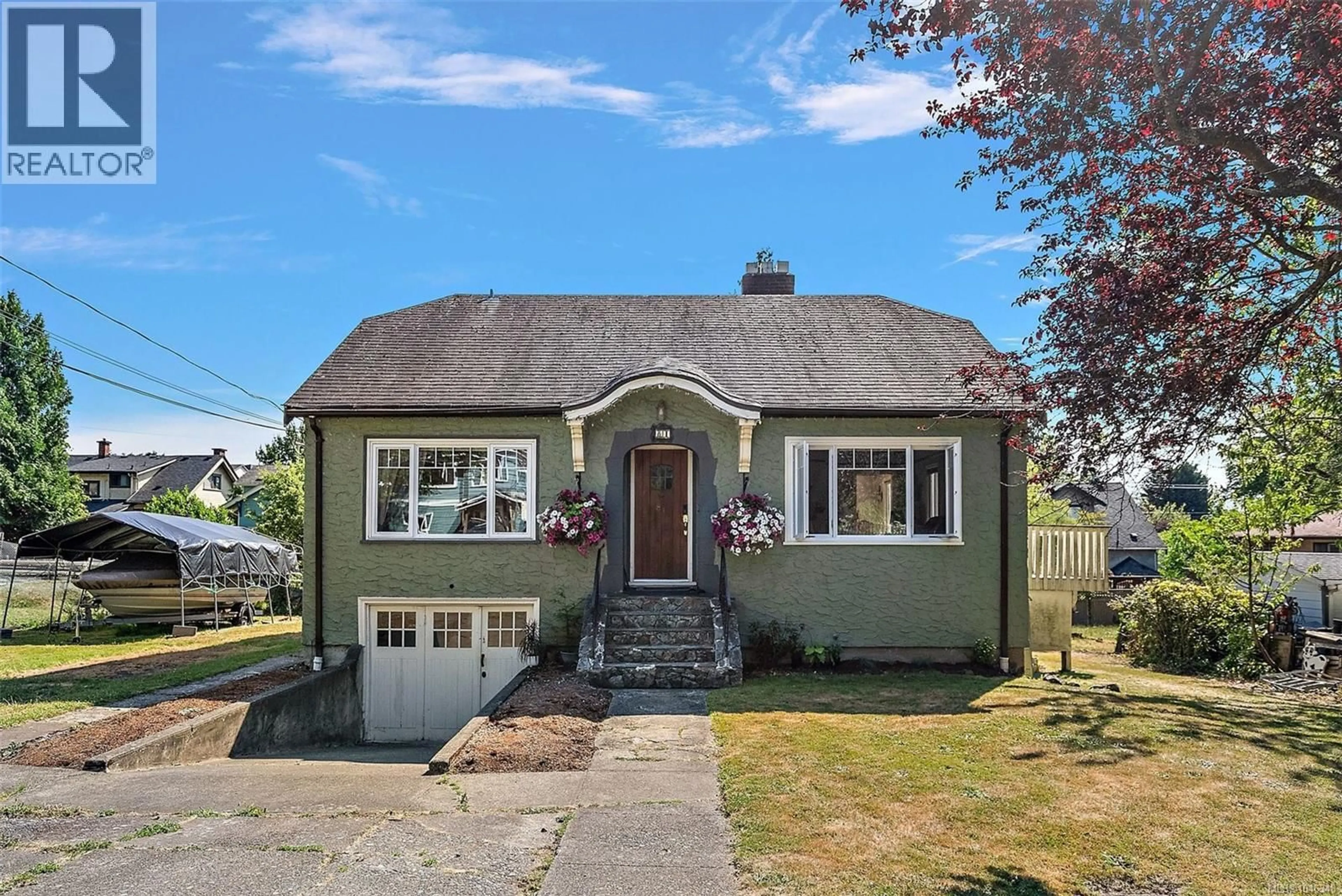 Home with vinyl exterior material, street for 81 LOGAN AVENUE, Saanich British Columbia V9A1H4
