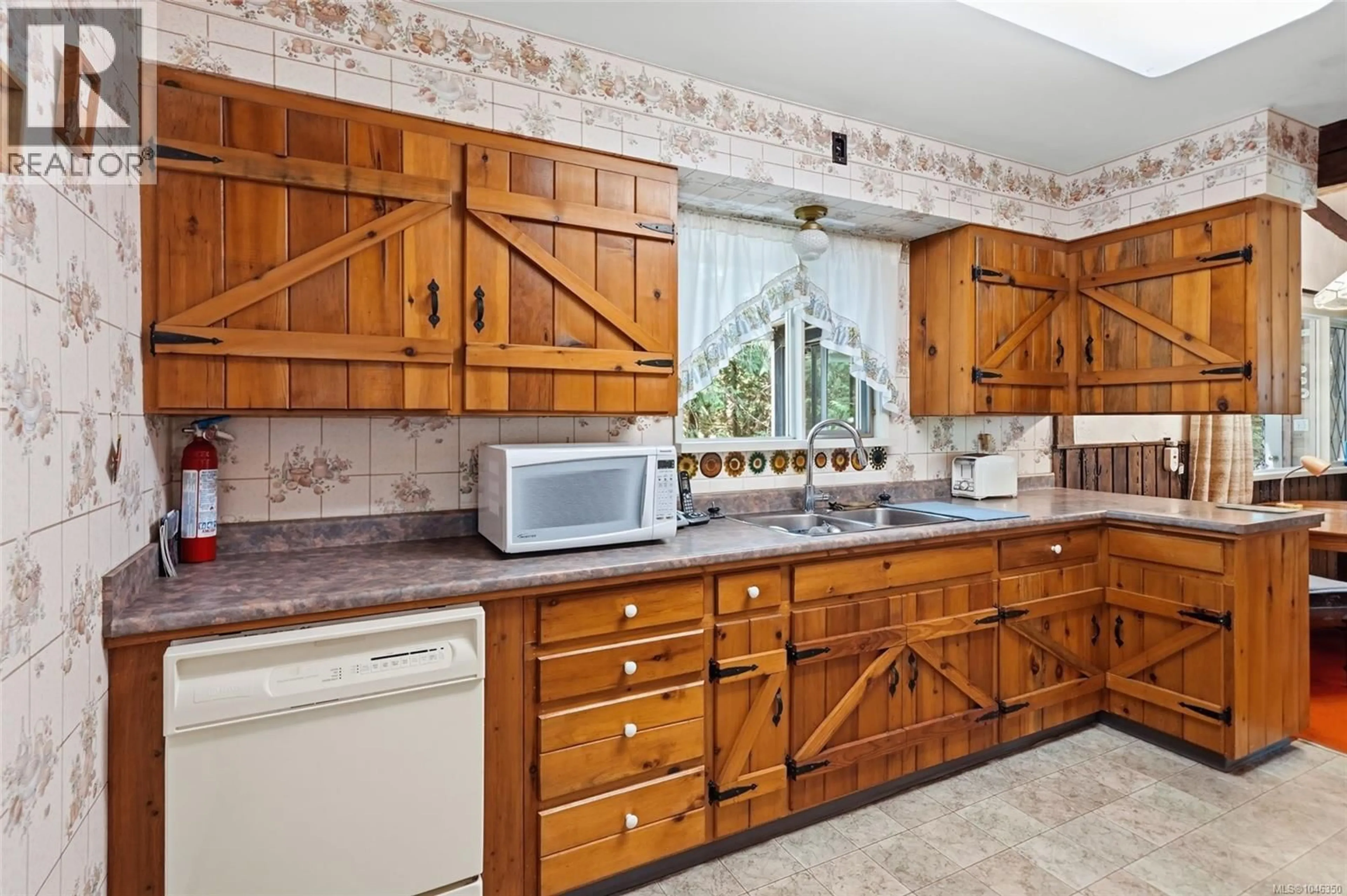 Standard kitchen, ceramic/tile floor for 850 VILLAGE WAY, Qualicum Beach British Columbia V9K1K8