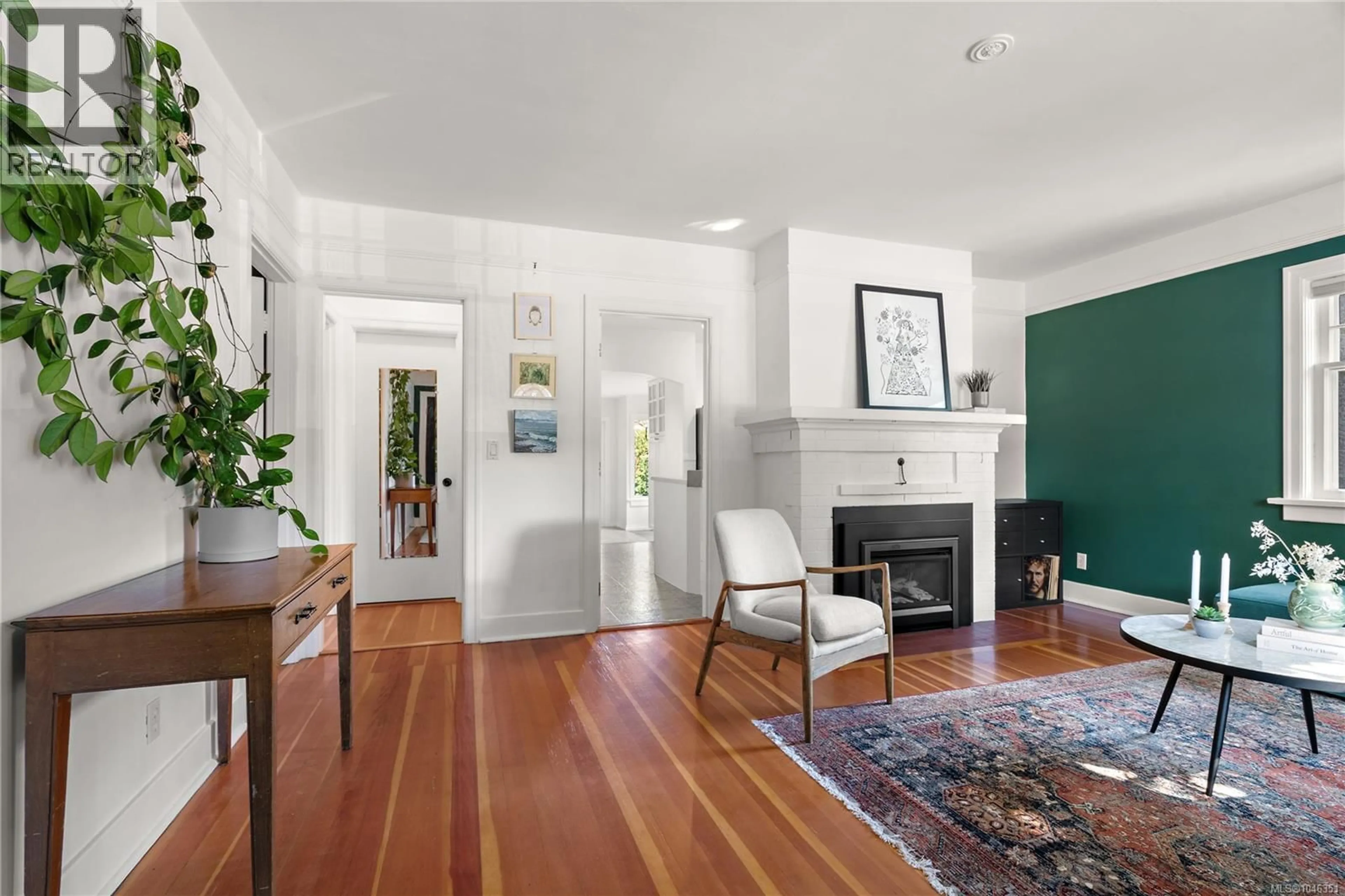 Indoor entryway for 237 WILDWOOD AVENUE, Victoria British Columbia V8S3W2