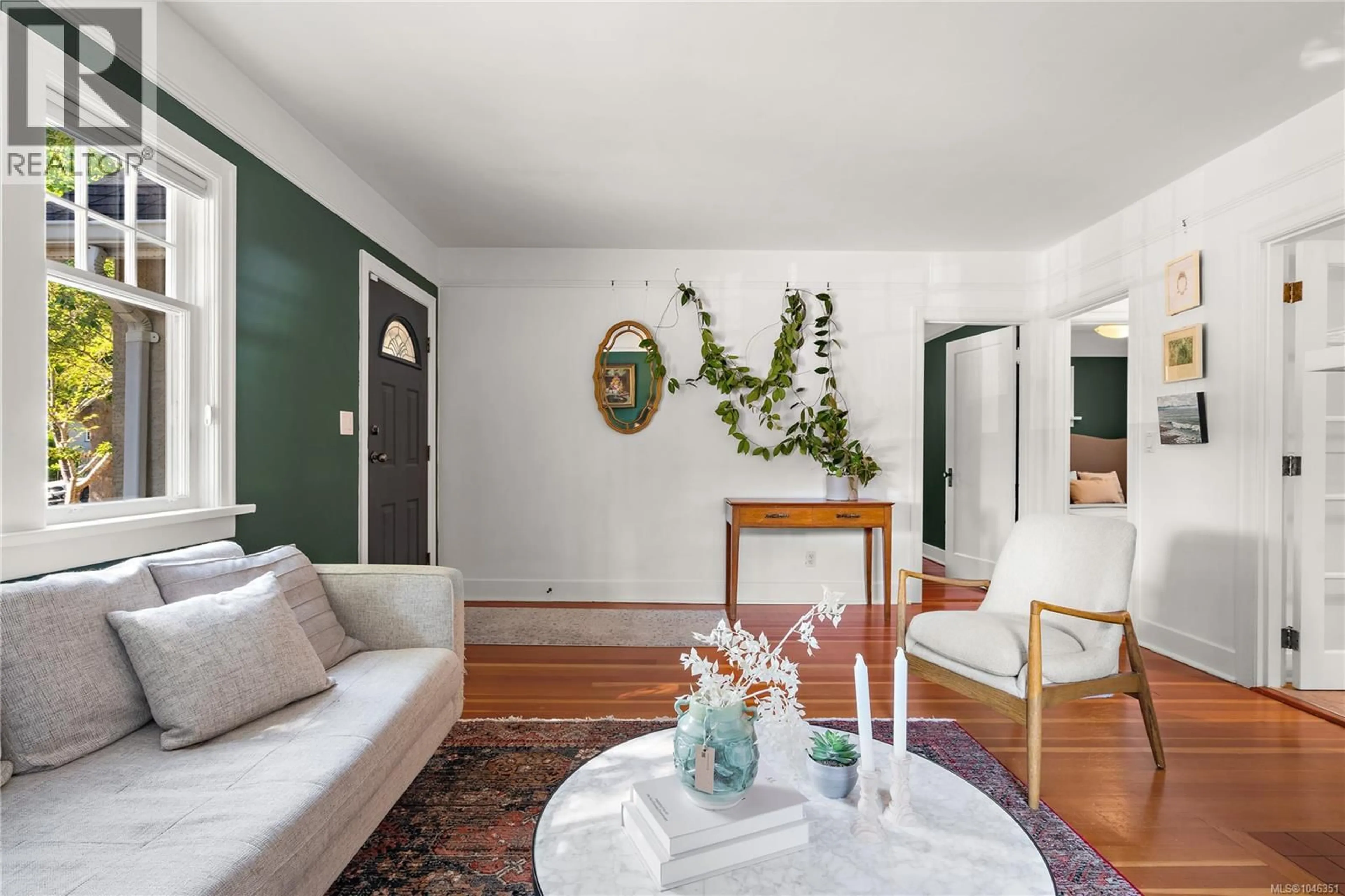 Living room with furniture, unknown for 237 WILDWOOD AVENUE, Victoria British Columbia V8S3W2