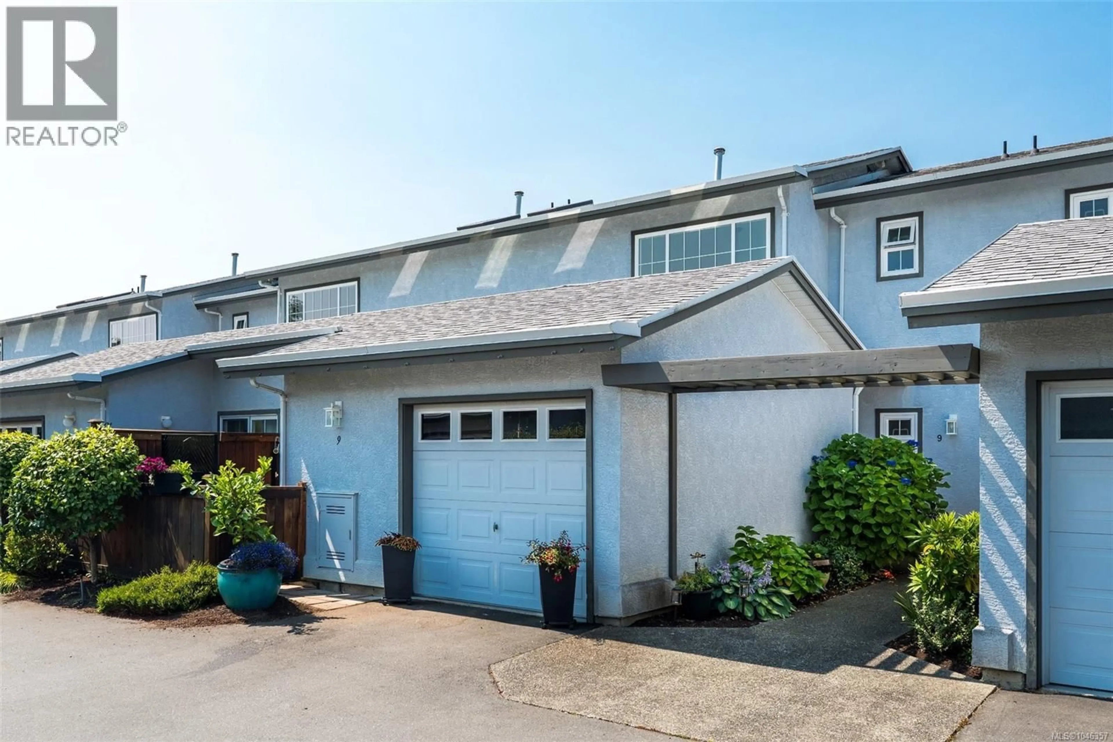 Home with vinyl exterior material, street for 9 - 2115 AMELIA AVENUE, Sidney British Columbia V8L3Z8