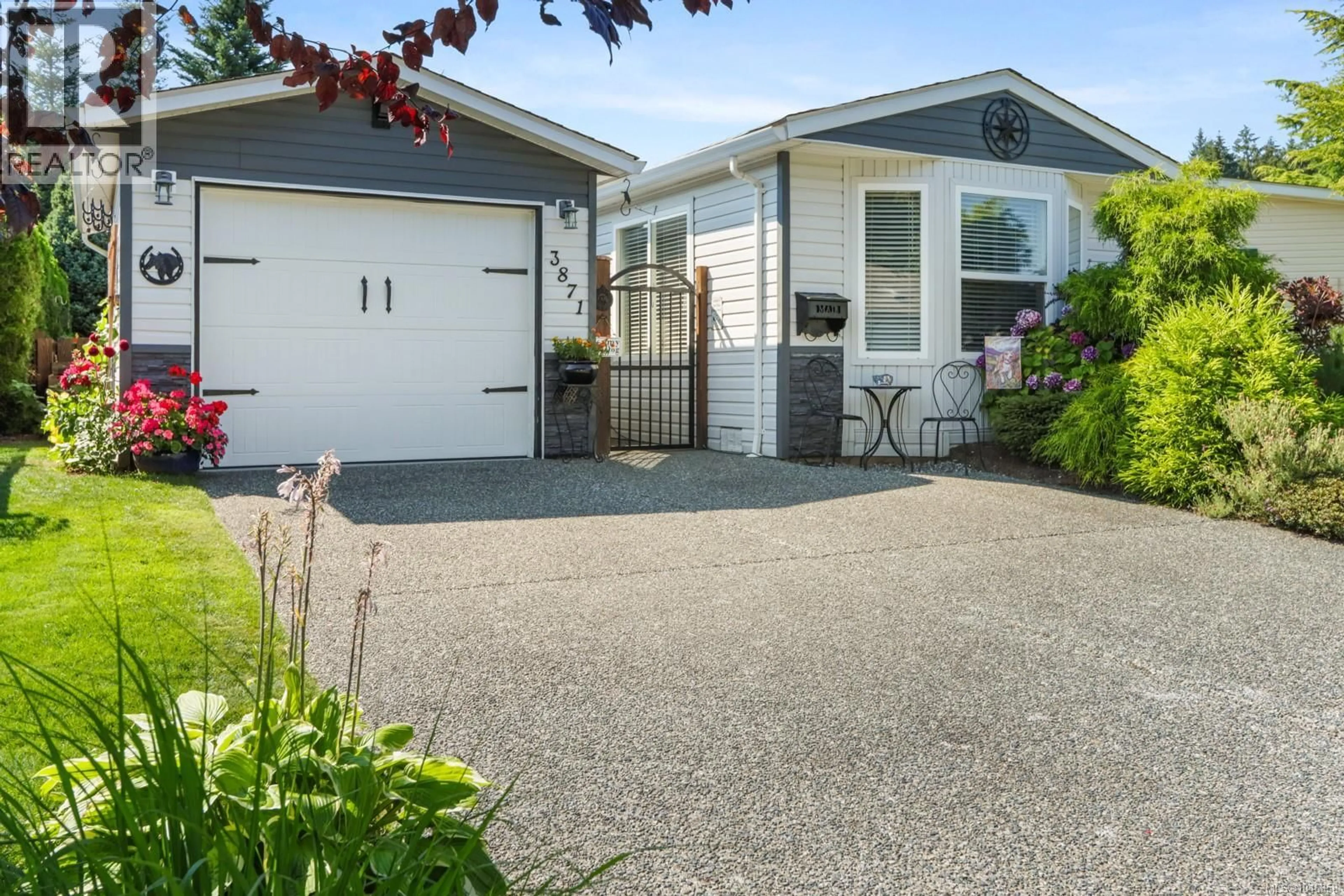 Home with vinyl exterior material, street for 3871 KING ARTHUR DRIVE, Nanaimo British Columbia V9T6B9
