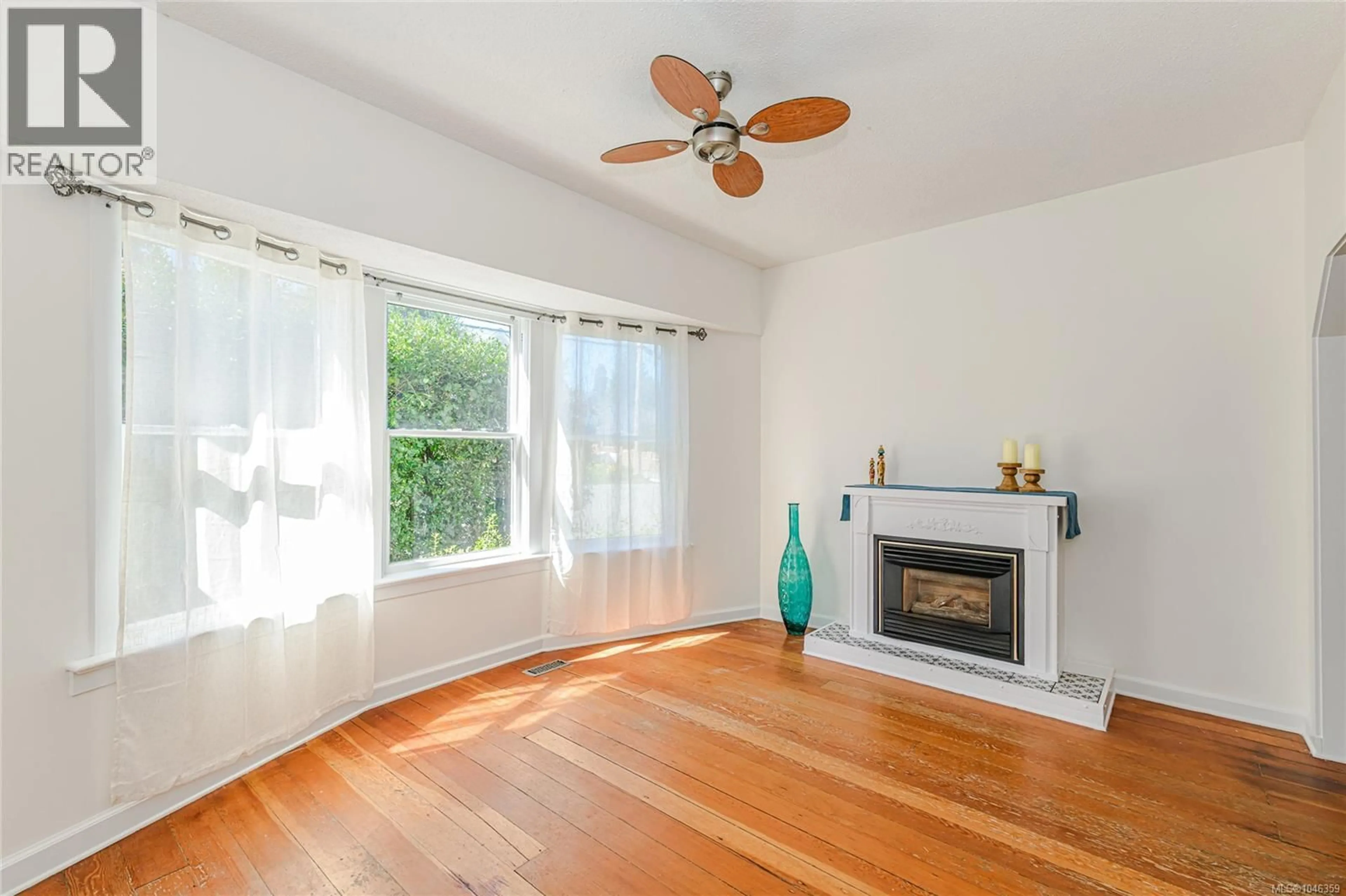 Living room with furniture, wood/laminate floor for 9899 MAPLE STREET, Chemainus British Columbia V0R1K0