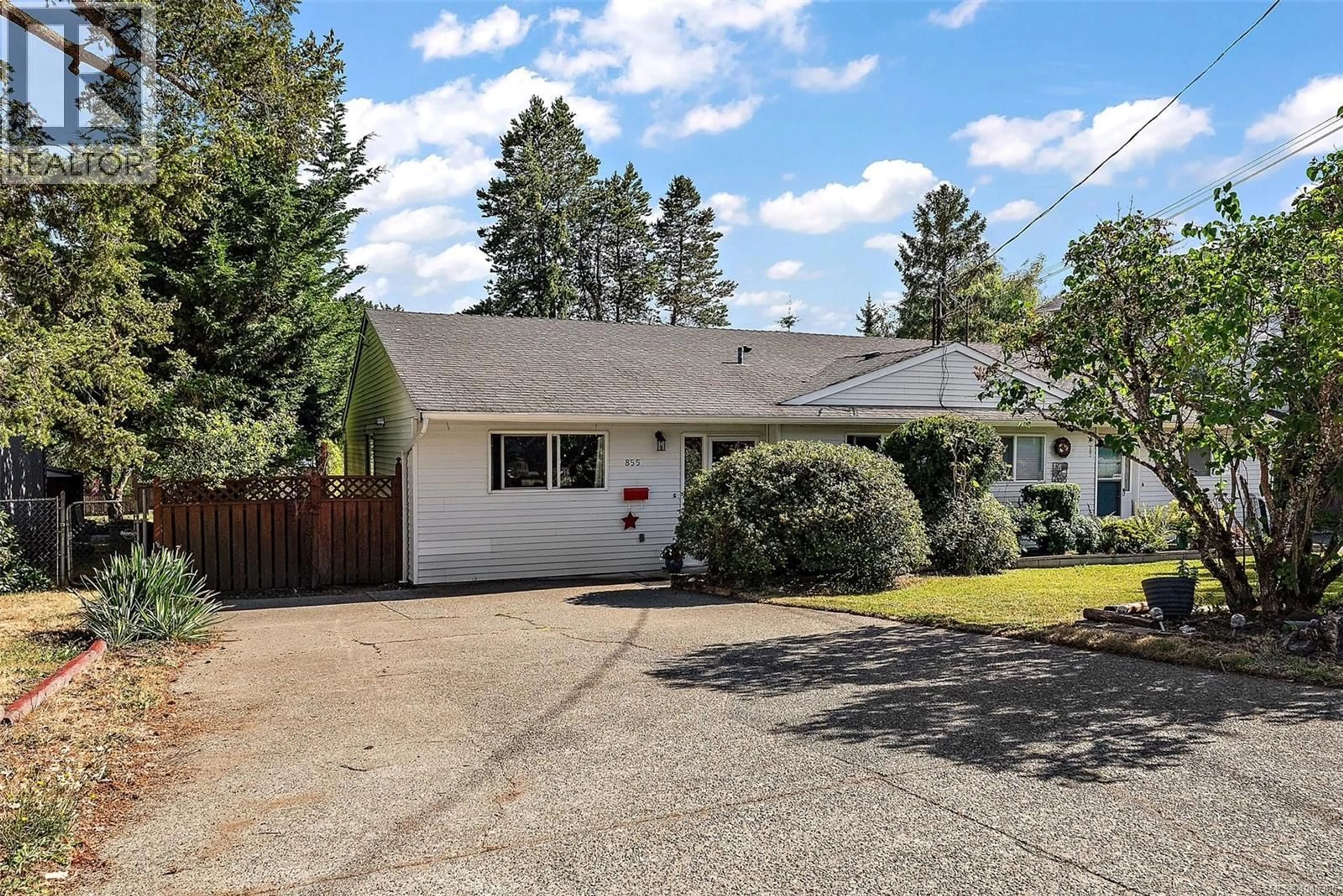 Home with vinyl exterior material, street for 855 SEVENOAKS ROAD, Saanich British Columbia V8X3V8