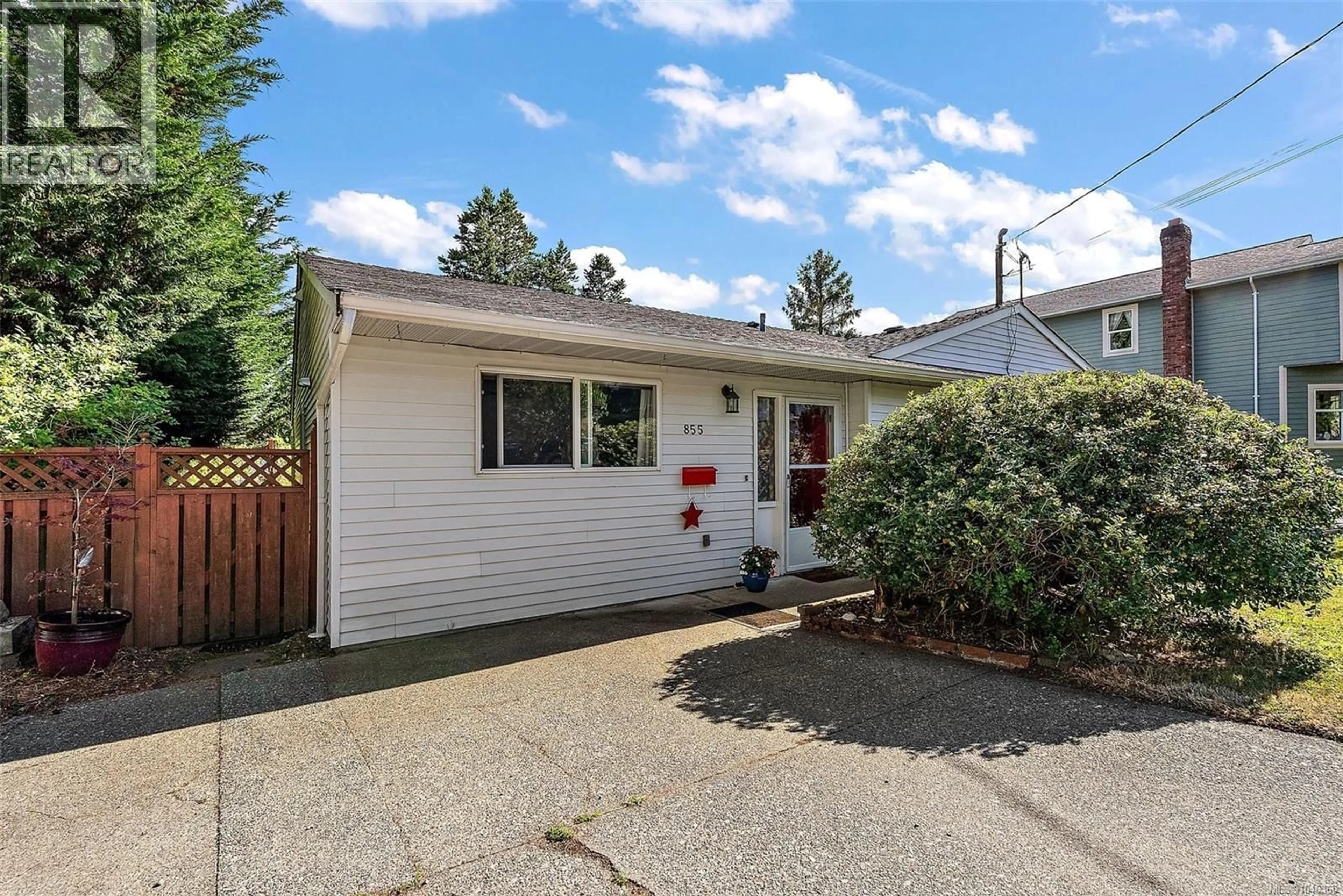 Home with vinyl exterior material, street for 855 SEVENOAKS ROAD, Saanich British Columbia V8X3V8