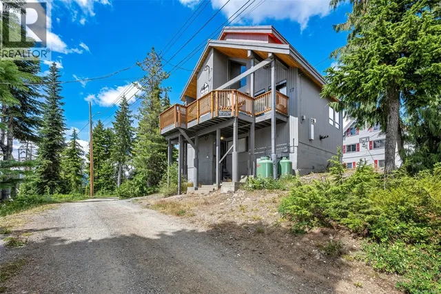 886 JUTLAND TERRACE, Courtenay 3
