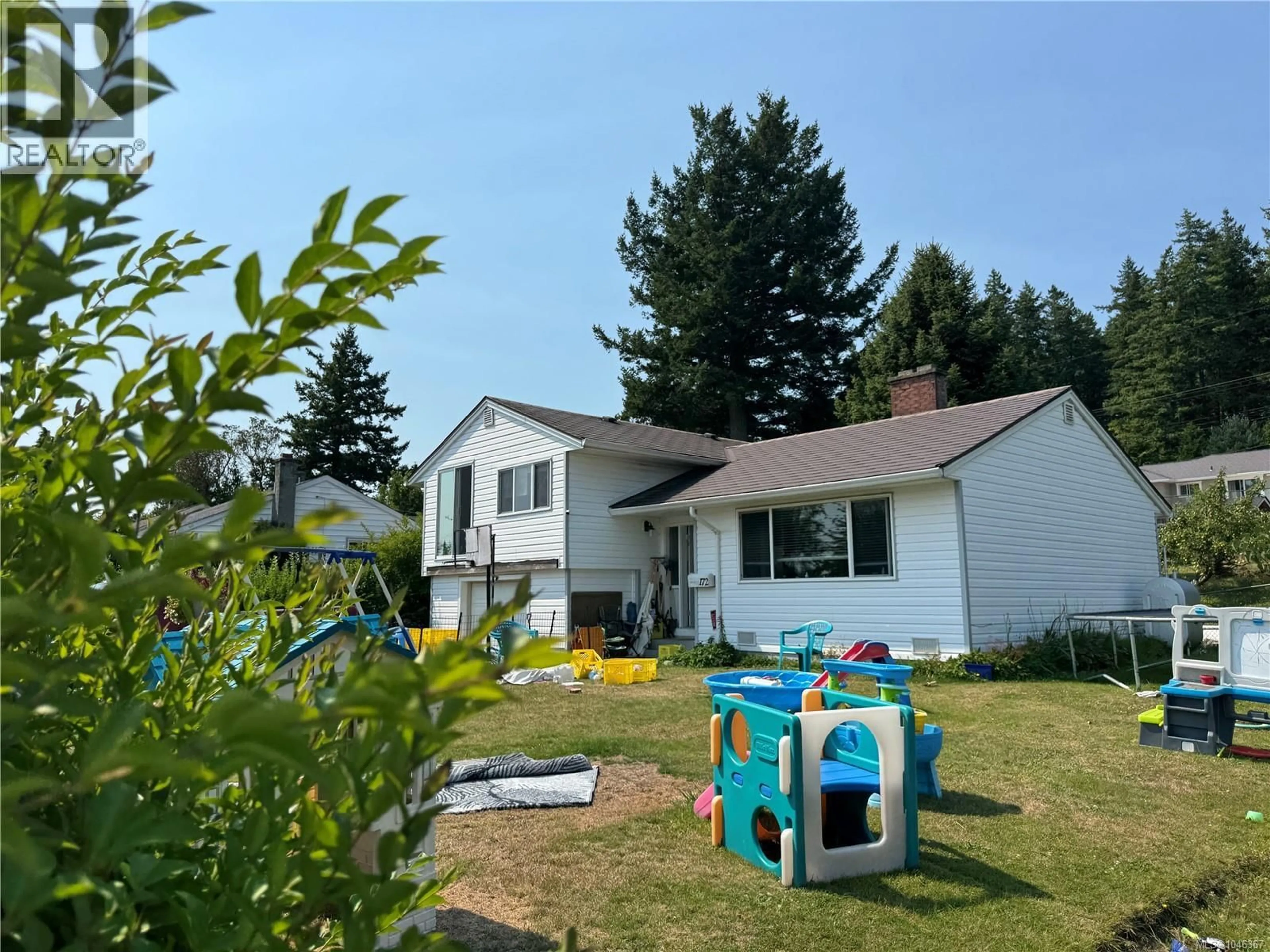 A pic from outside/outdoor area/front of a property/back of a property/a pic from drone, unknown for 172 MCLEAN STREET, Campbell River British Columbia V9W2M3