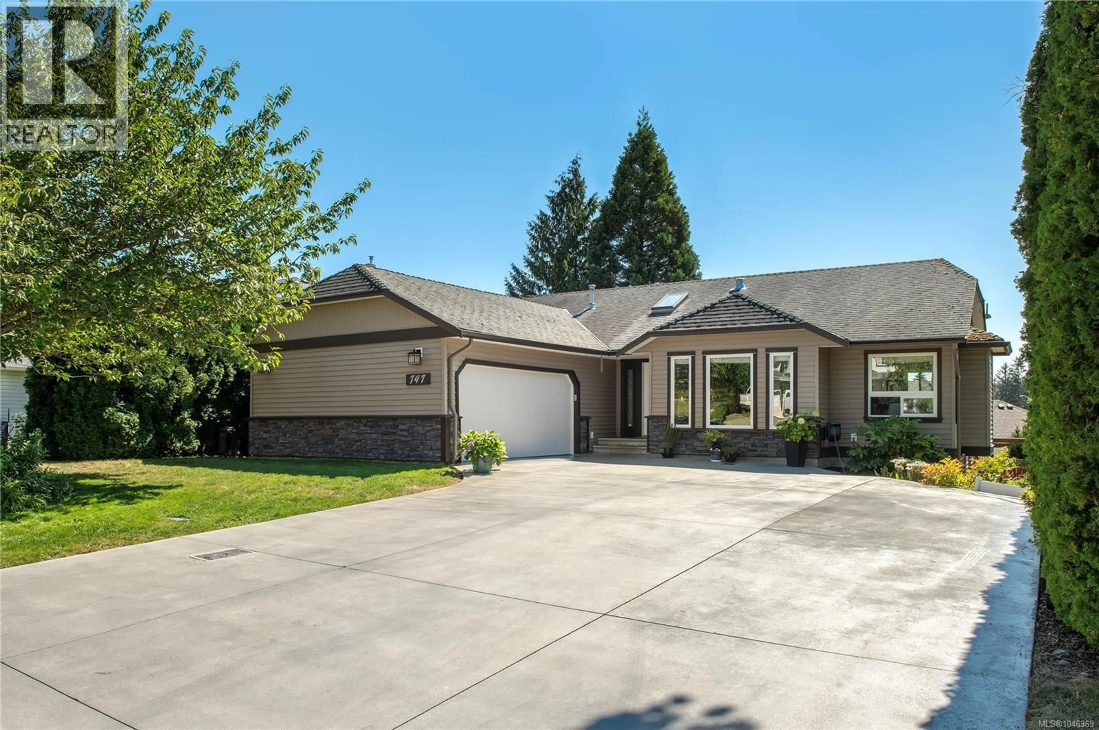 Home with vinyl exterior material, street for 747 STEENBUCK DRIVE, Campbell River British Columbia V9W7J9