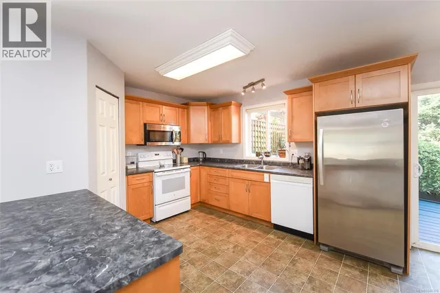 1272 CROWN PLACE, Comox 5