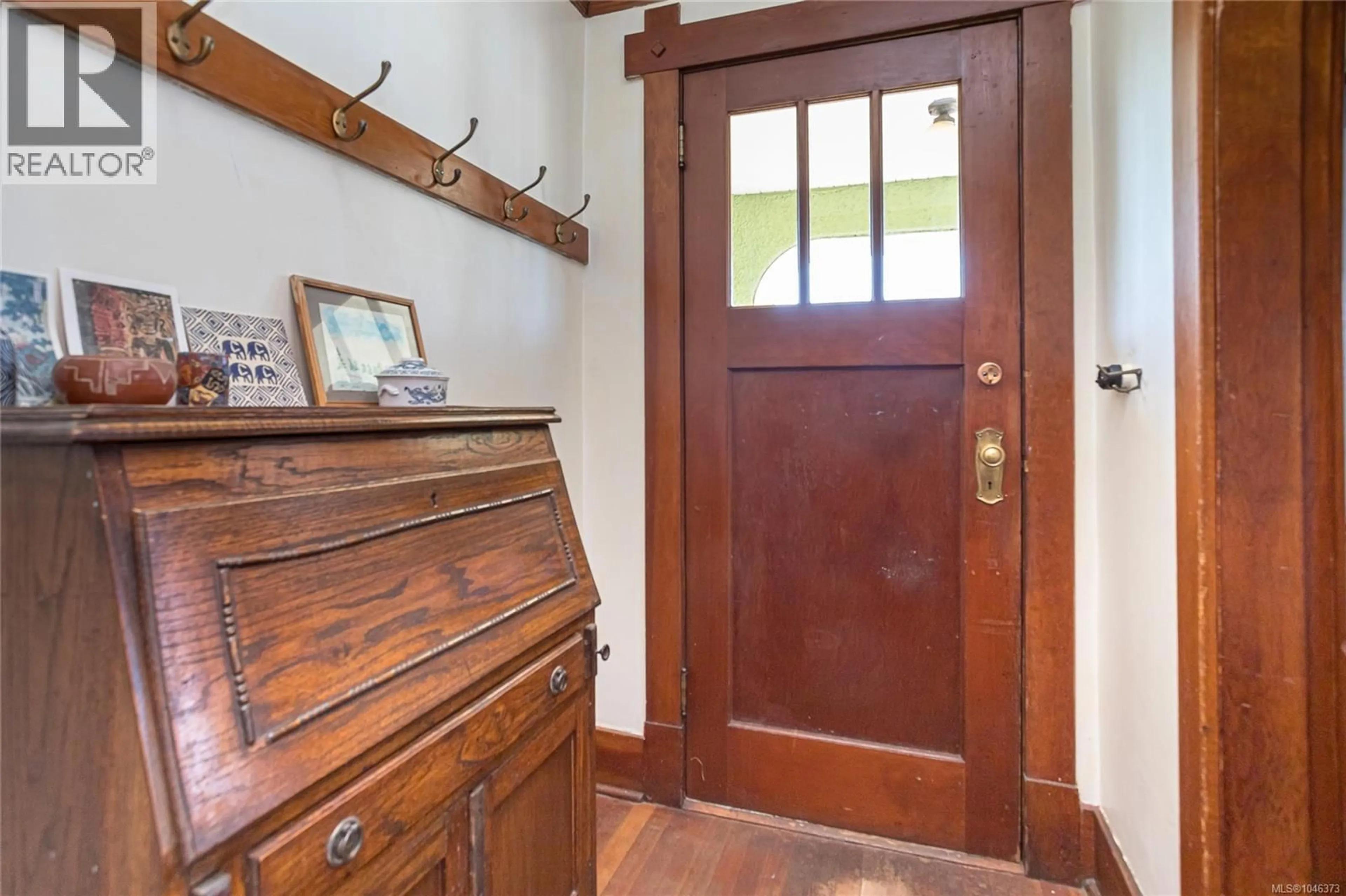 Indoor foyer for 1760/62 HAULTAIN STREET, Victoria British Columbia V8R2L2