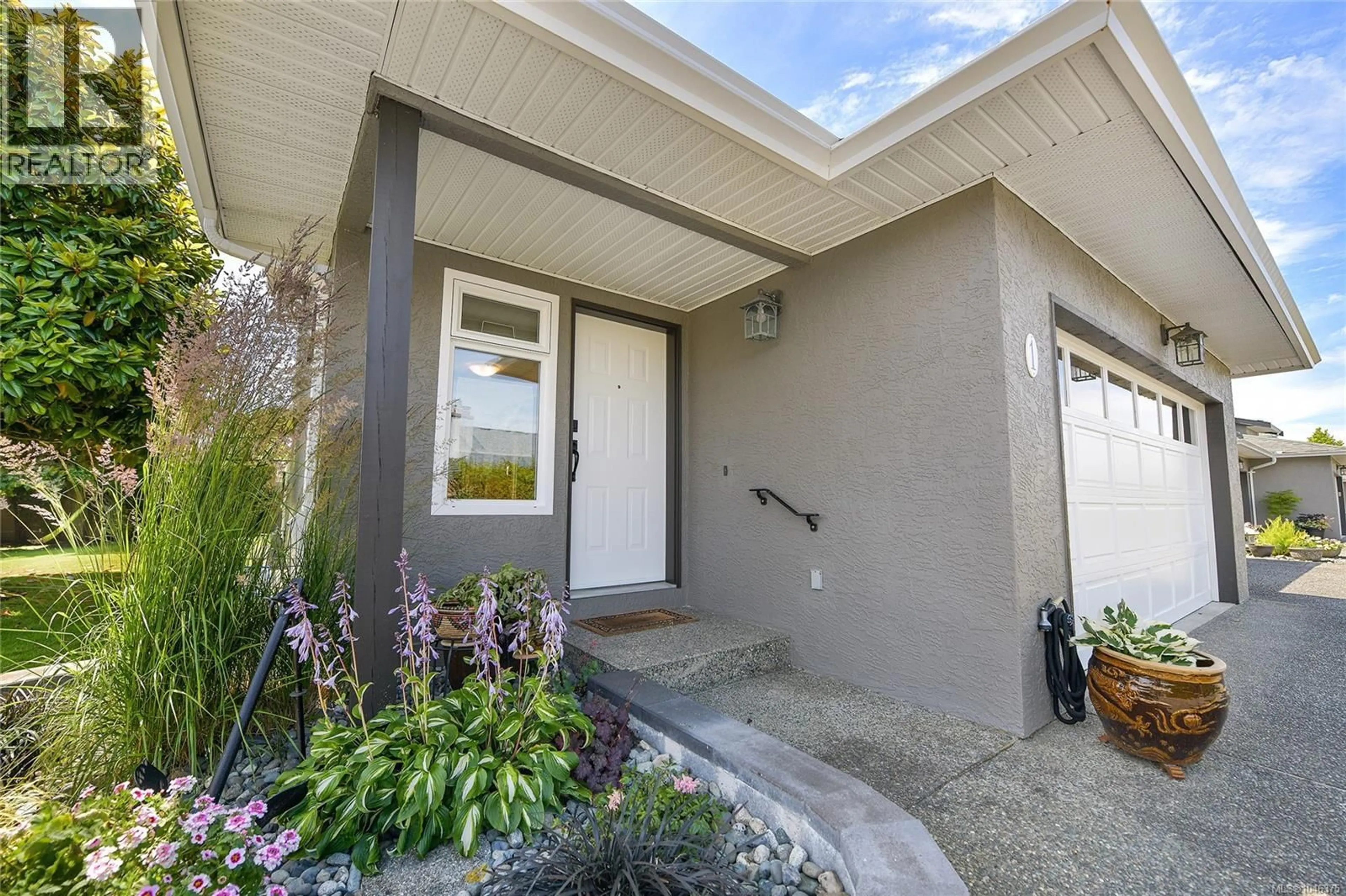 Indoor entryway for 1 - 10072 THIRD STREET, Sidney British Columbia V8L3B3