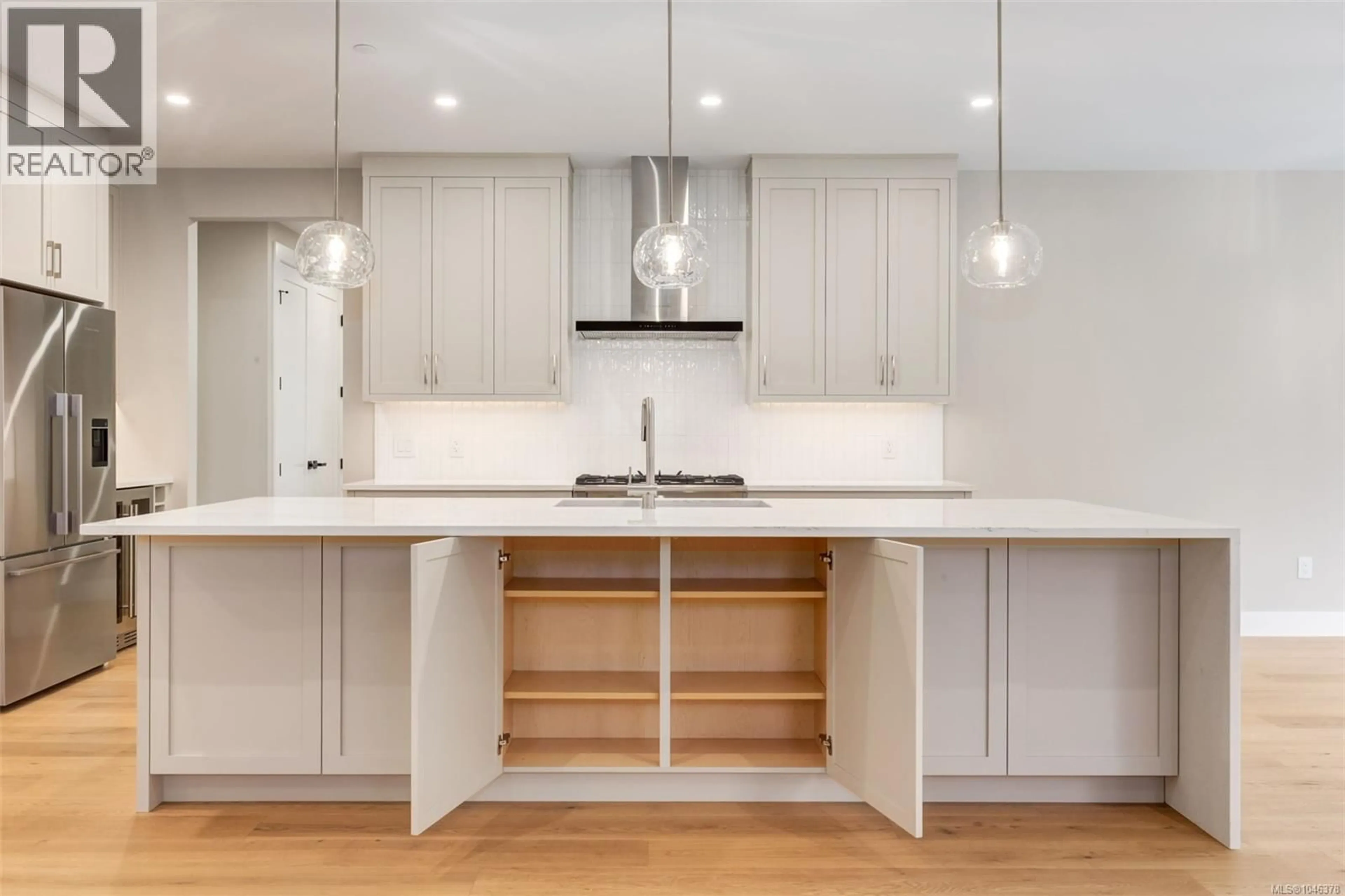 Contemporary kitchen, wood/laminate floor for 525 HOLE-IN-ONE DRIVE, Qualicum Beach British Columbia V9K0B9