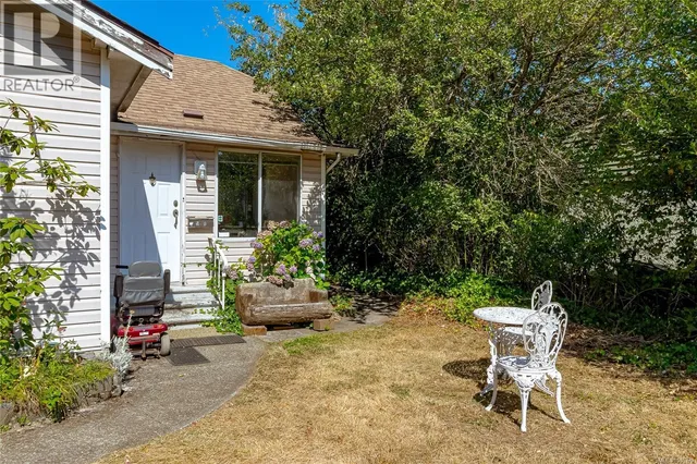 508 DAVIDA AVENUE, Saanich 3