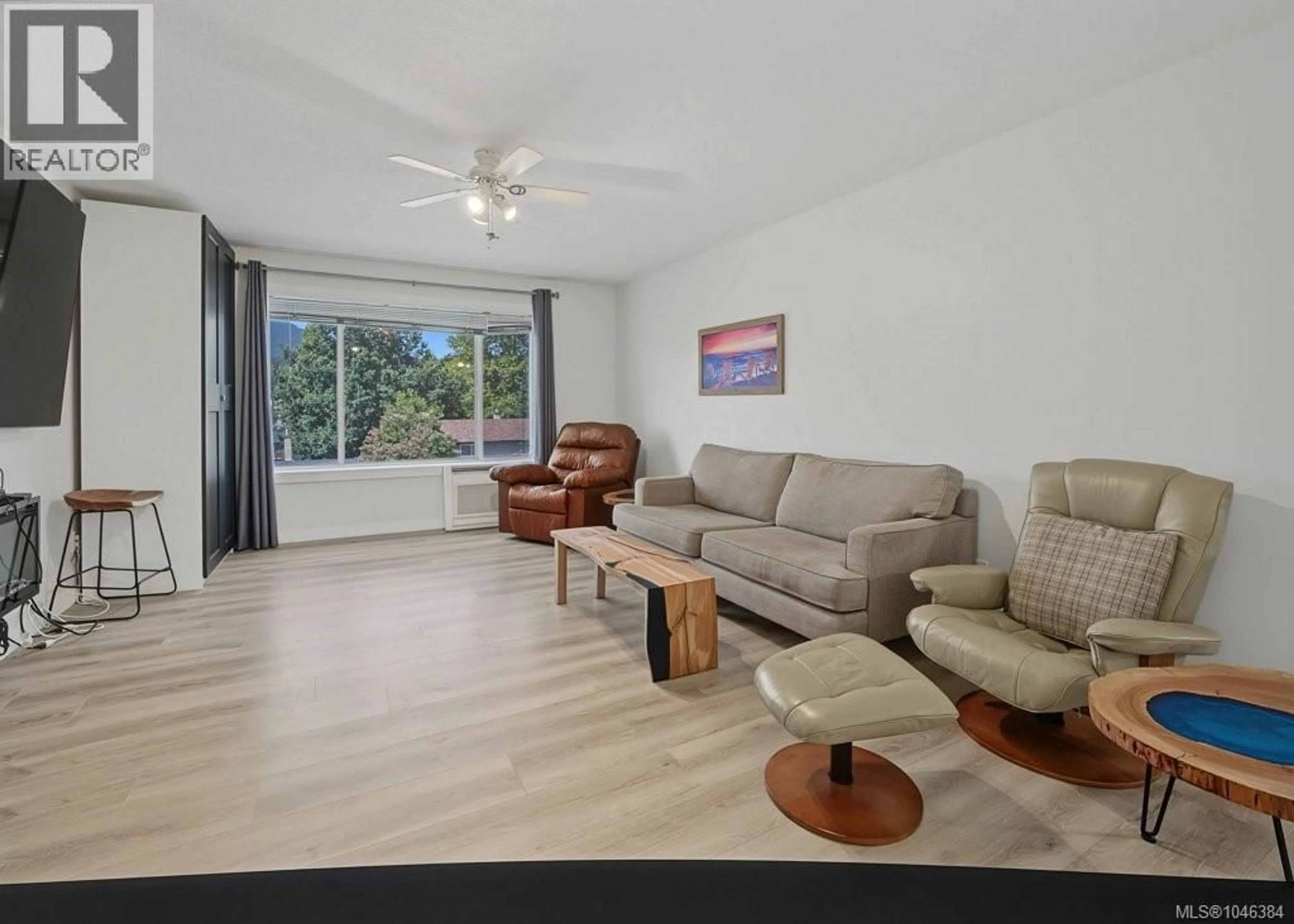 Living room with furniture, wood/laminate floor for 628 WINCHESTER AVENUE, Nanaimo British Columbia V9R4B7