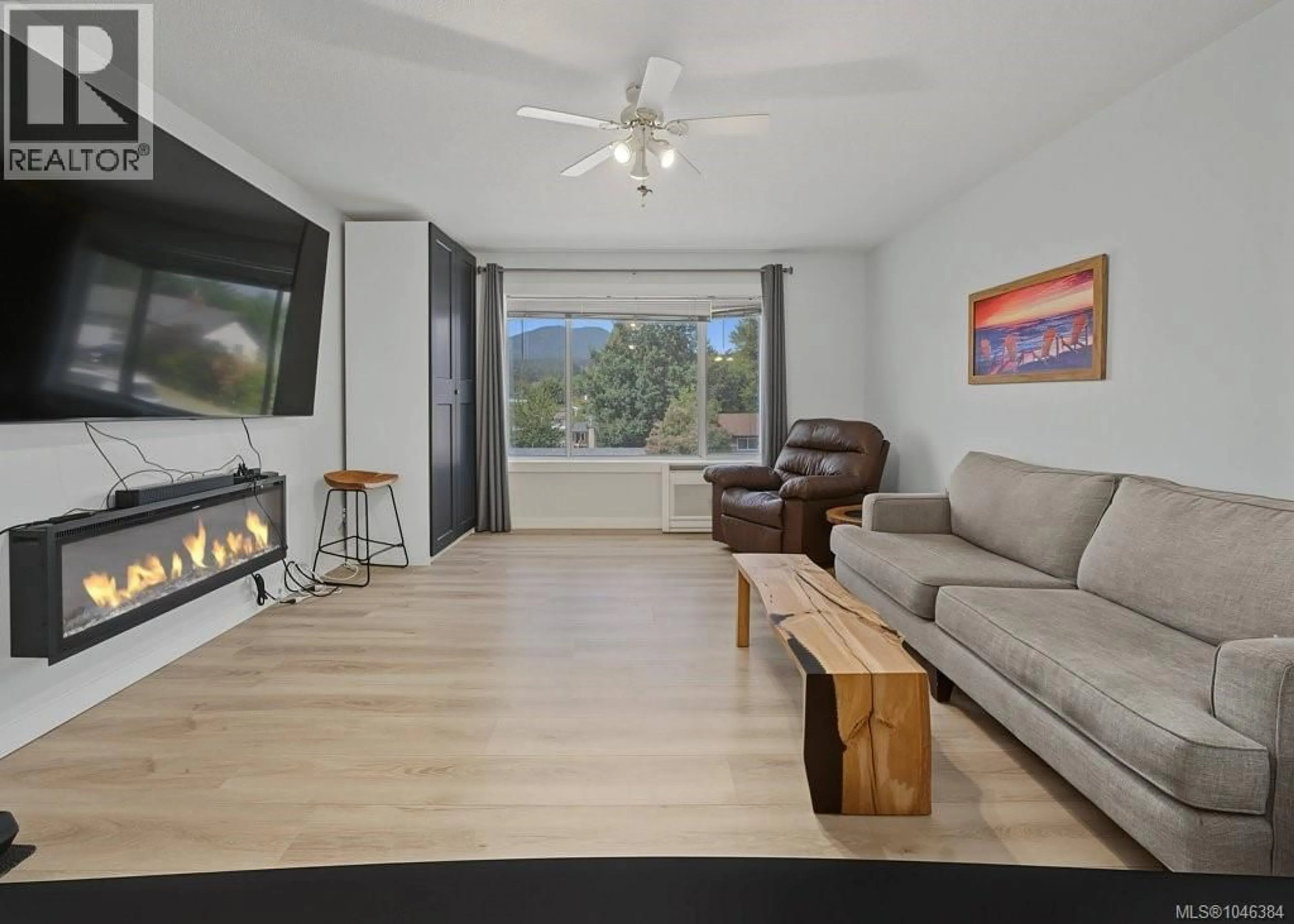 Living room with furniture, wood/laminate floor for 628 WINCHESTER AVENUE, Nanaimo British Columbia V9R4B7