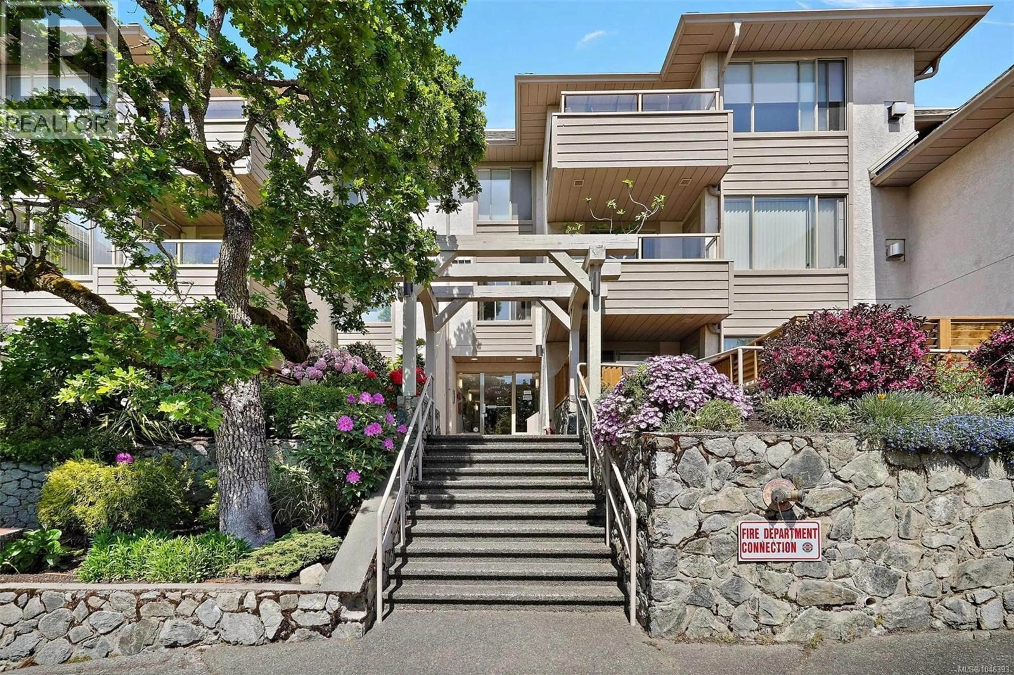 Indoor foyer for 306 - 3400 QUADRA STREET, Saanich British Columbia V8X1G6