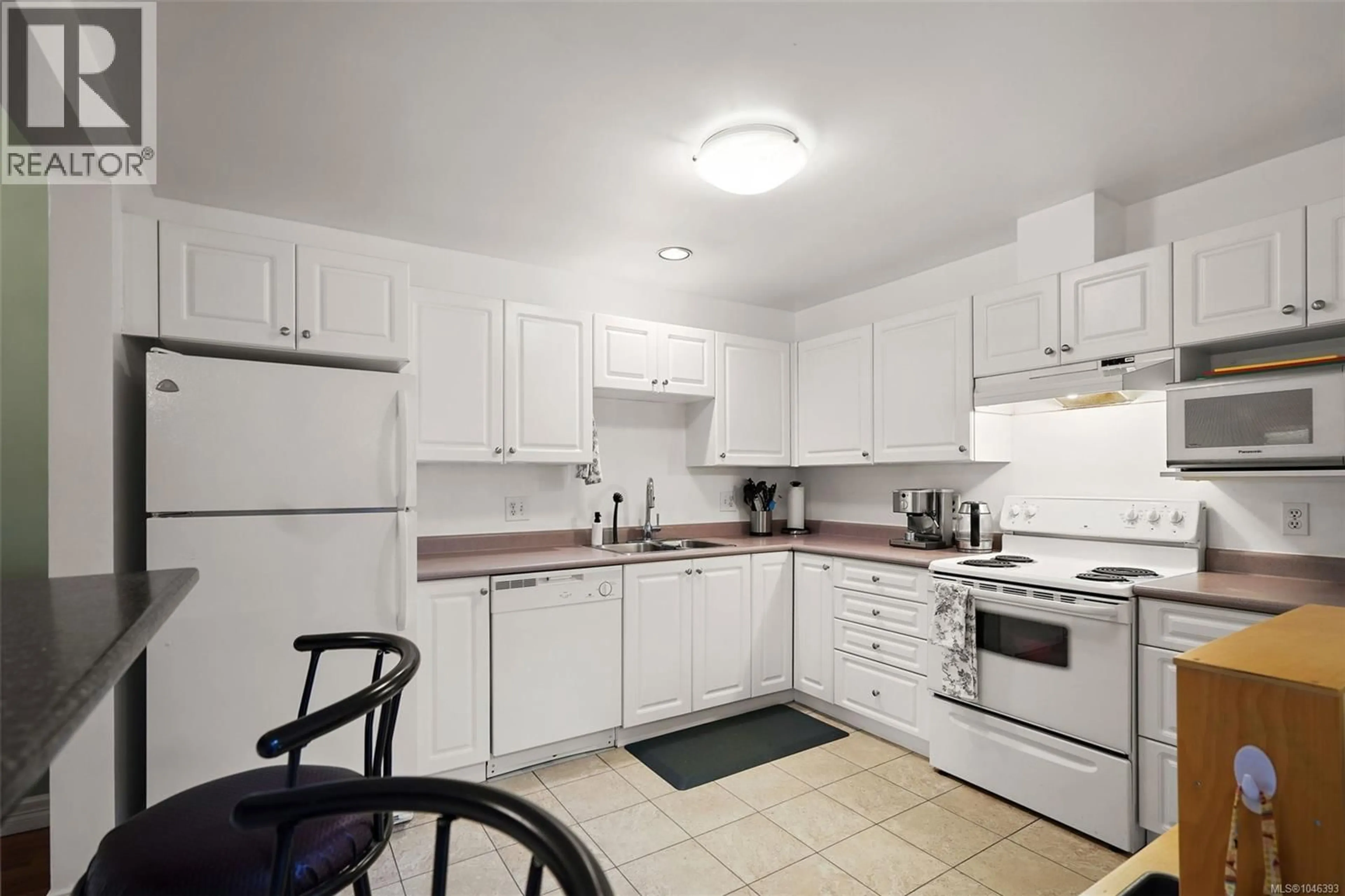 Standard kitchen, unknown for 306 - 3400 QUADRA STREET, Saanich British Columbia V8X1G6