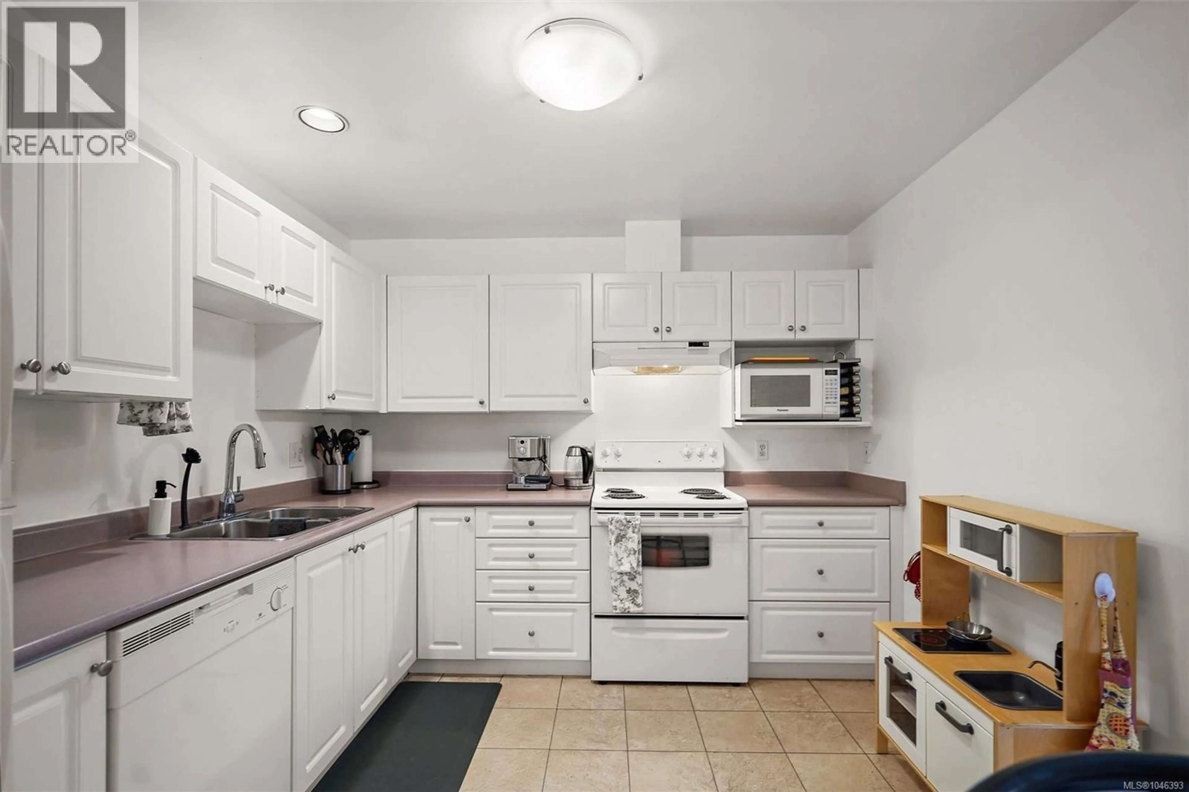 Standard kitchen, unknown for 306 - 3400 QUADRA STREET, Saanich British Columbia V8X1G6