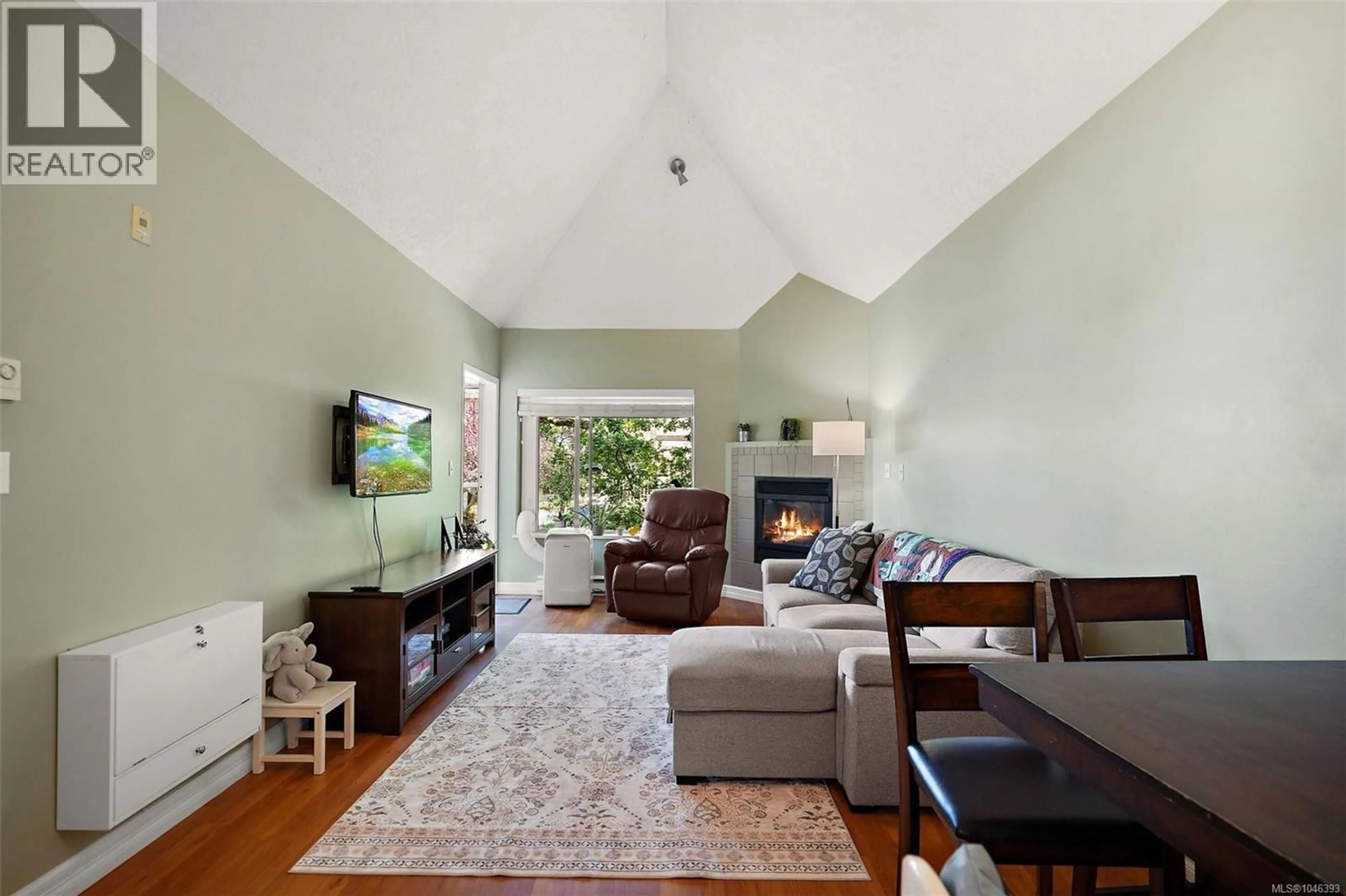 Living room with furniture, unknown for 306 - 3400 QUADRA STREET, Saanich British Columbia V8X1G6