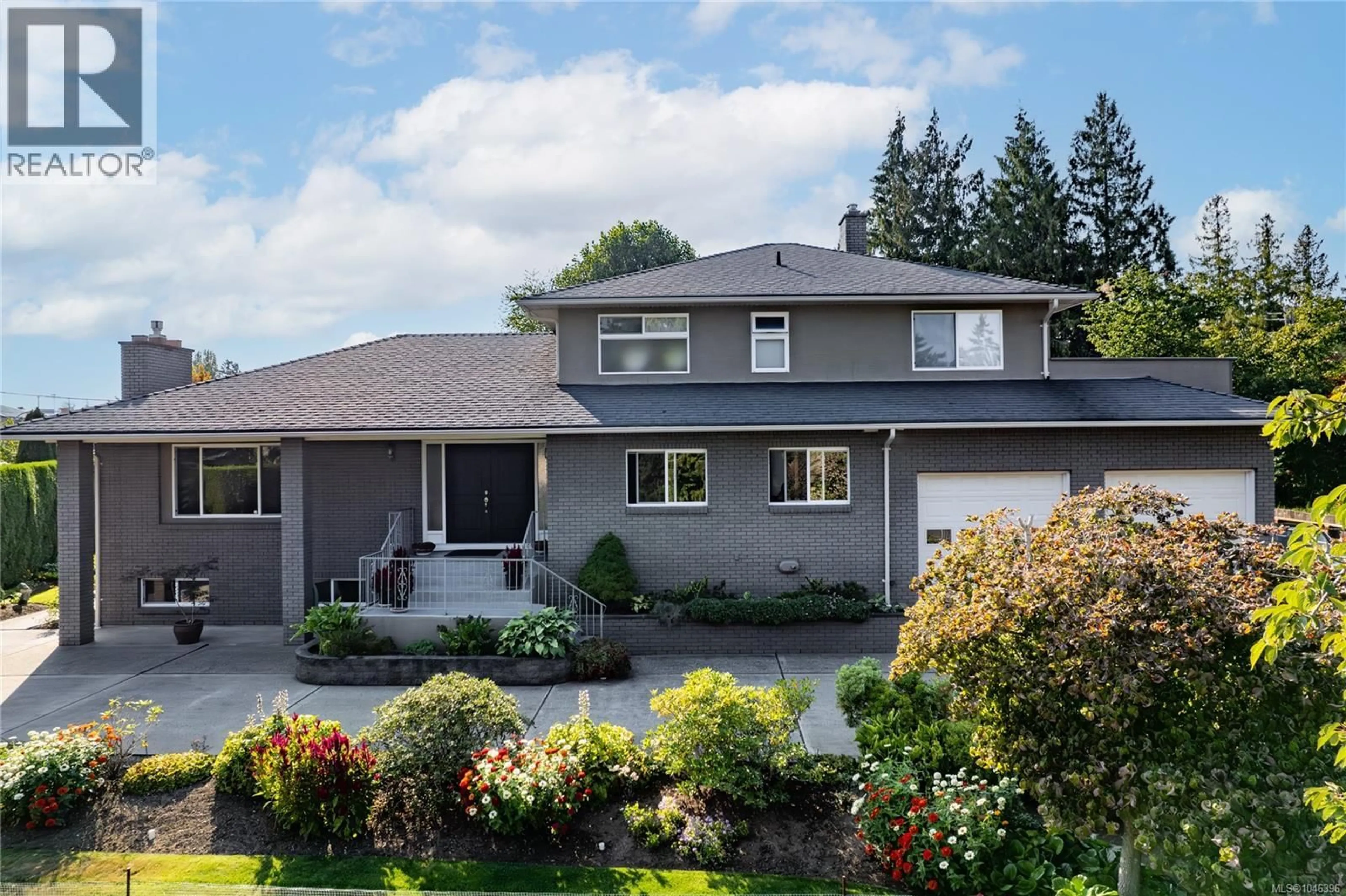 Home with vinyl exterior material, street for 823 GLENHALE CRESCENT, Parksville British Columbia V9P1Z8
