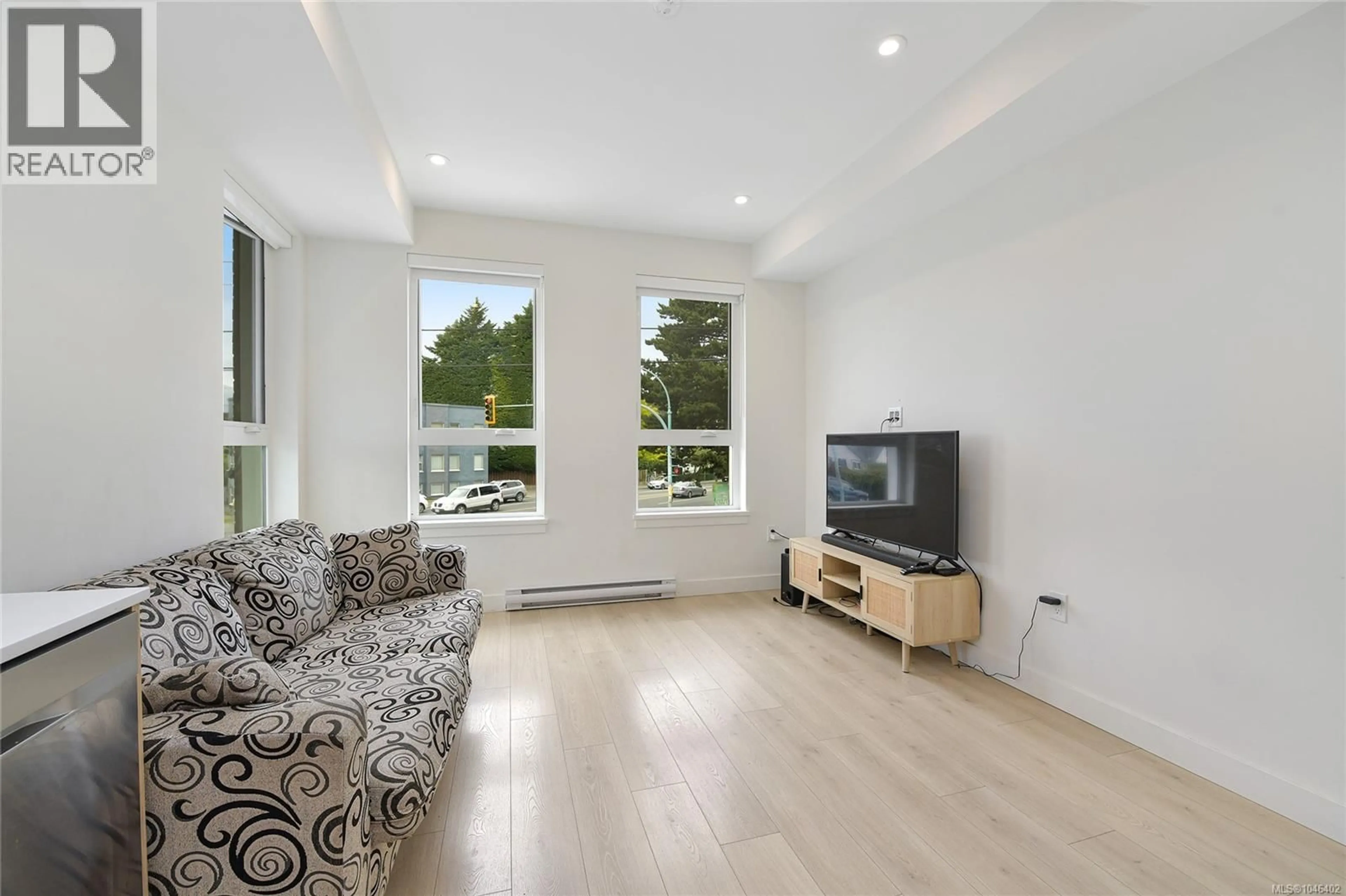 Living room with furniture, wood/laminate floor for 201 - 1301 HILLSIDE AVENUE, Victoria British Columbia V8T2B3