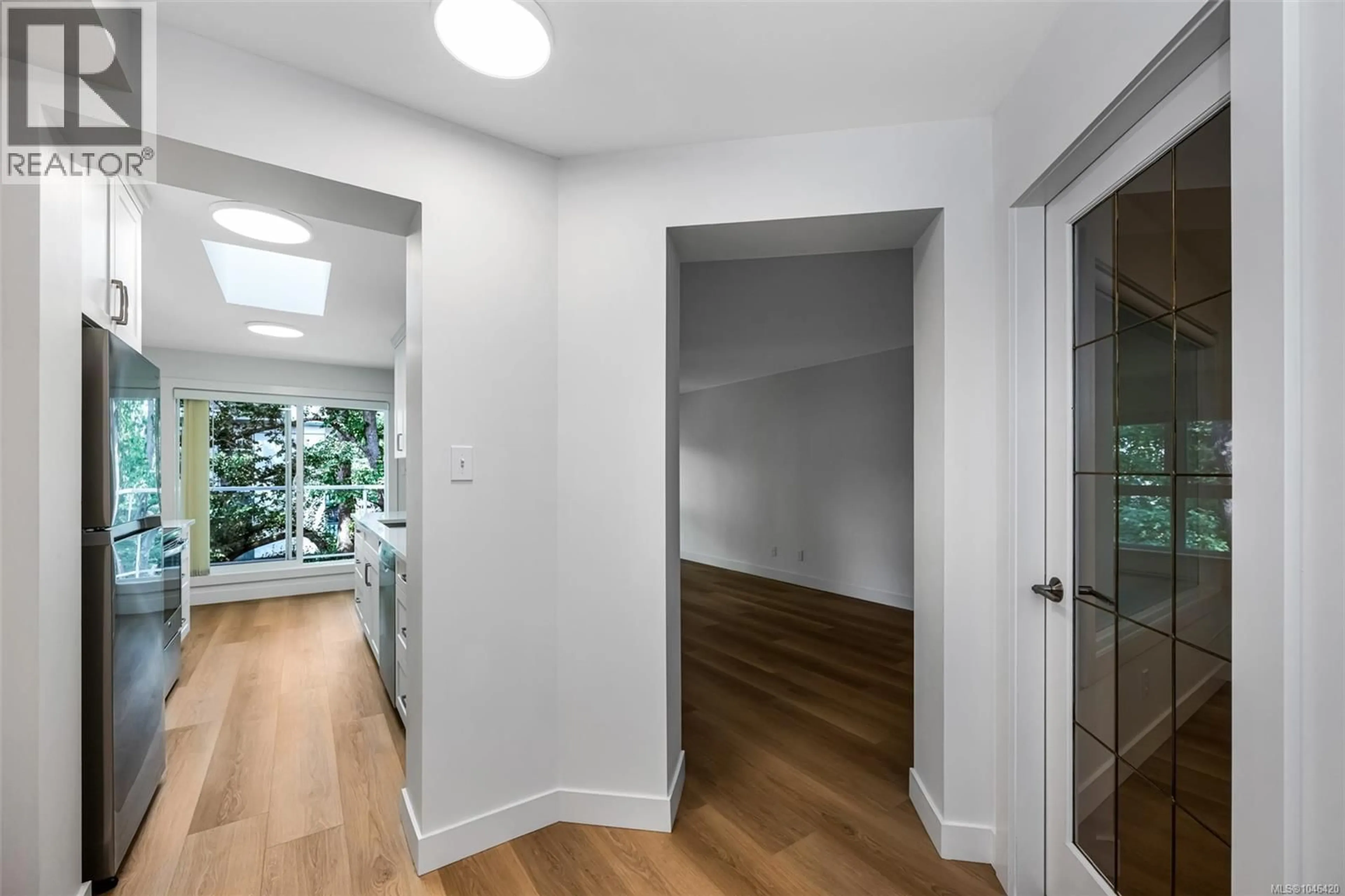 Indoor foyer for 401 - 1501 RICHMOND AVENUE, Victoria British Columbia V8R4P7