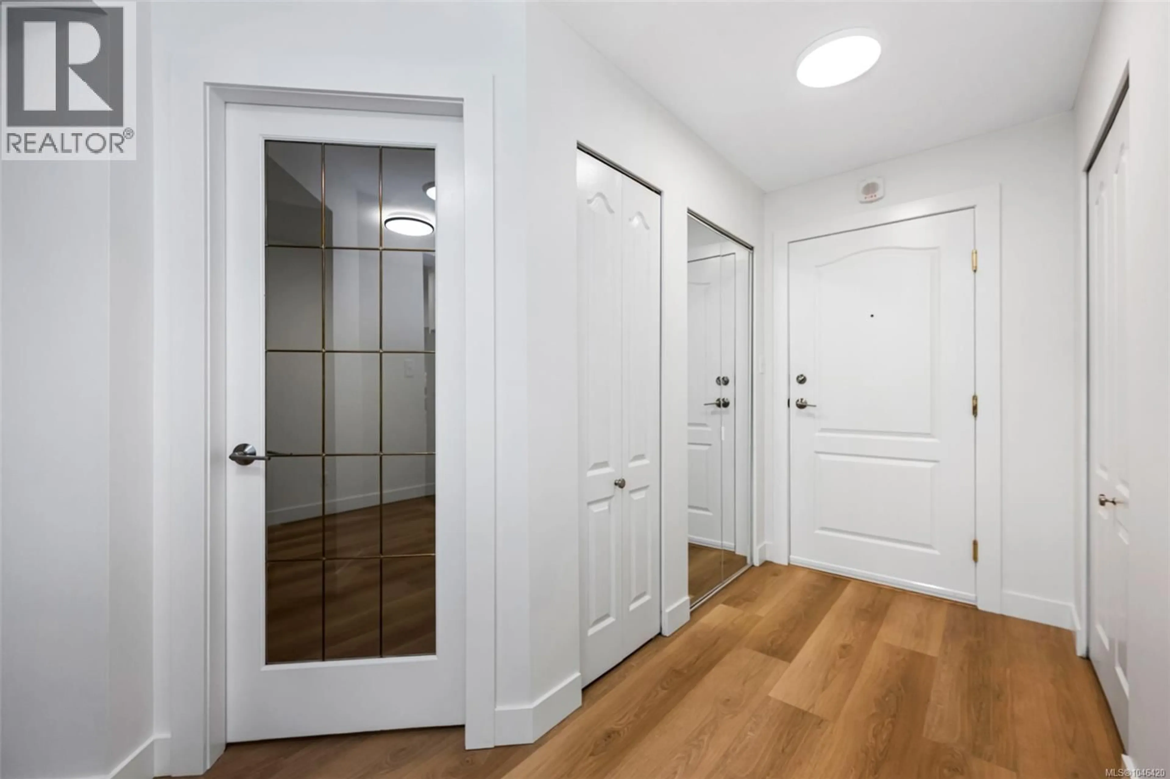 Indoor entryway for 401 - 1501 RICHMOND AVENUE, Victoria British Columbia V8R4P7