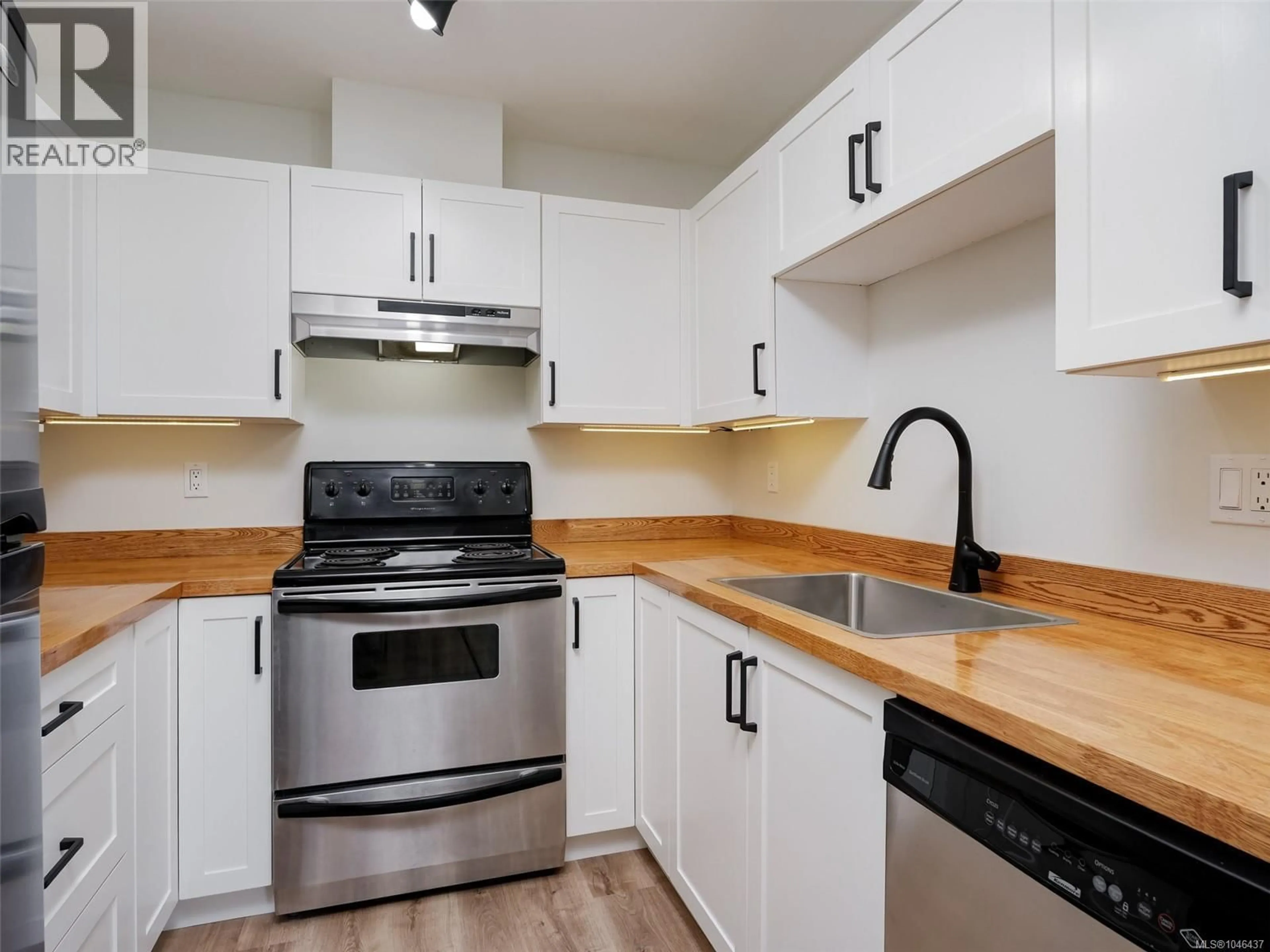 Standard kitchen, wood/laminate floor for 306 - 689 BAY STREET, Victoria British Columbia V8T5H9