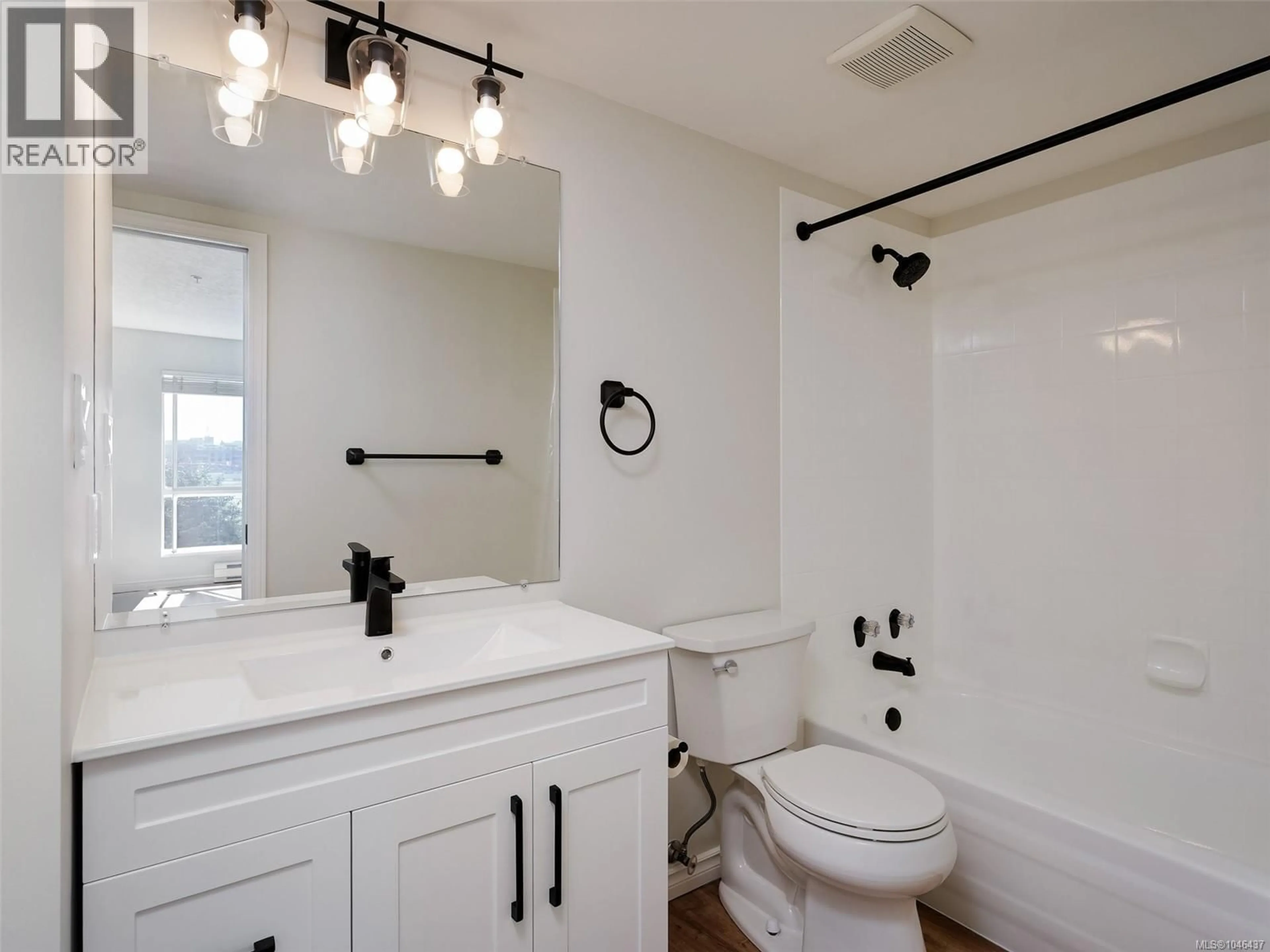 Contemporary bathroom, ceramic/tile floor for 306 - 689 BAY STREET, Victoria British Columbia V8T5H9
