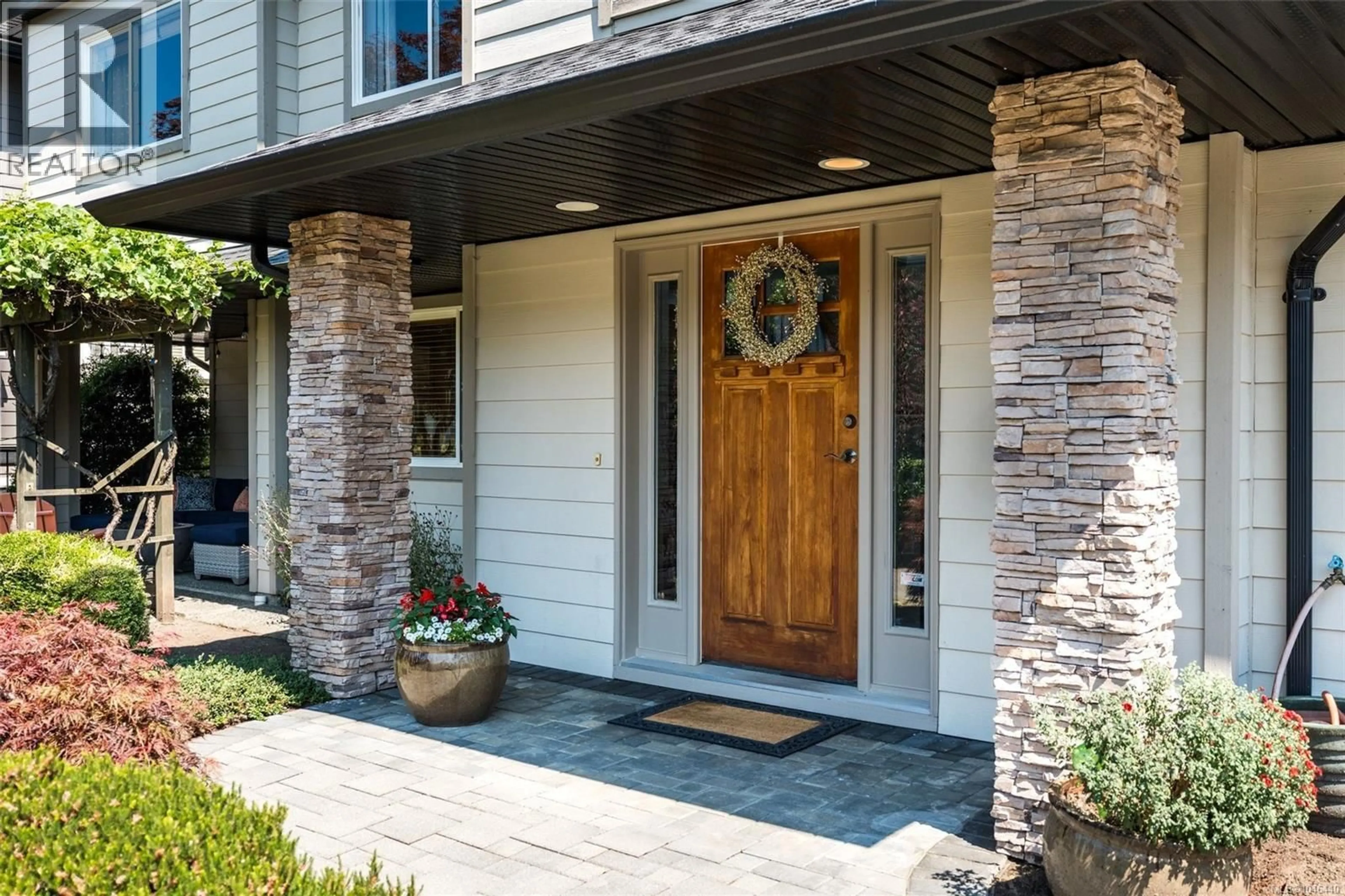 Indoor entryway for 1489 MT. DOUGLAS CROSS ROAD, Saanich British Columbia V8X3H6