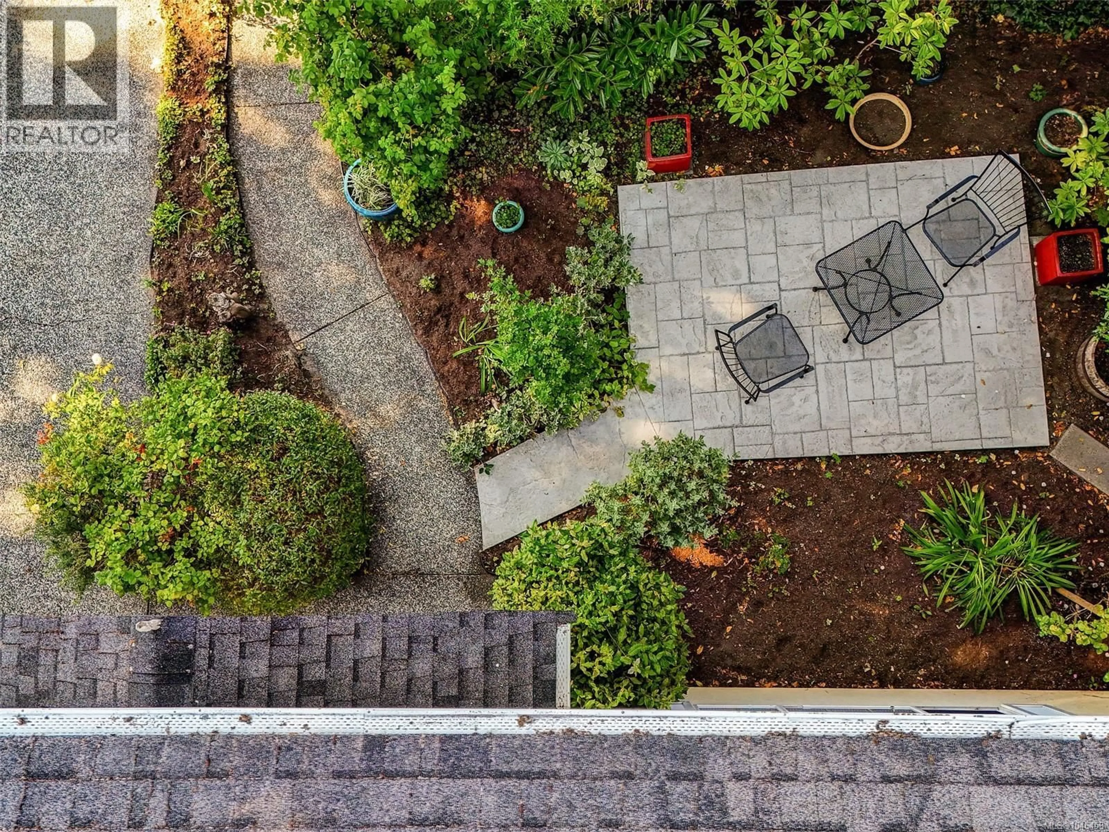 A pic from outside/outdoor area/front of a property/back of a property/a pic from drone, street for 1146 FAITHFUL STREET, Victoria British Columbia V8V2R4