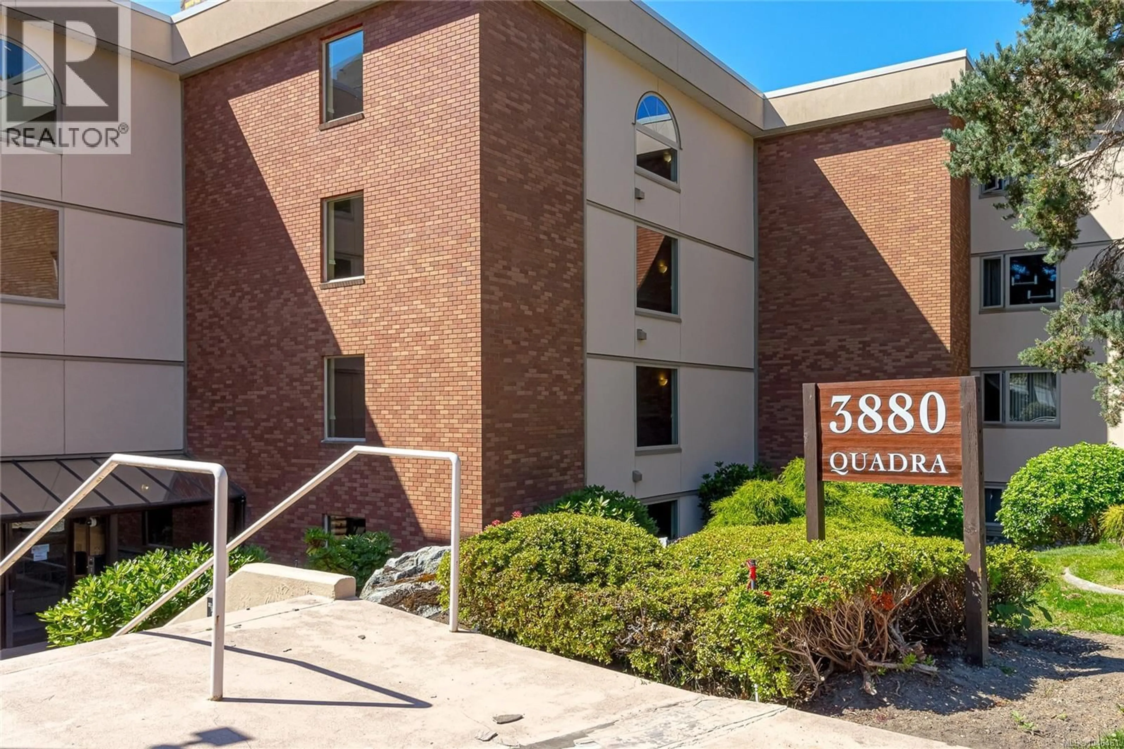 Indoor foyer for 208 - 3880 QUADRA STREET, Saanich British Columbia V8X1H8