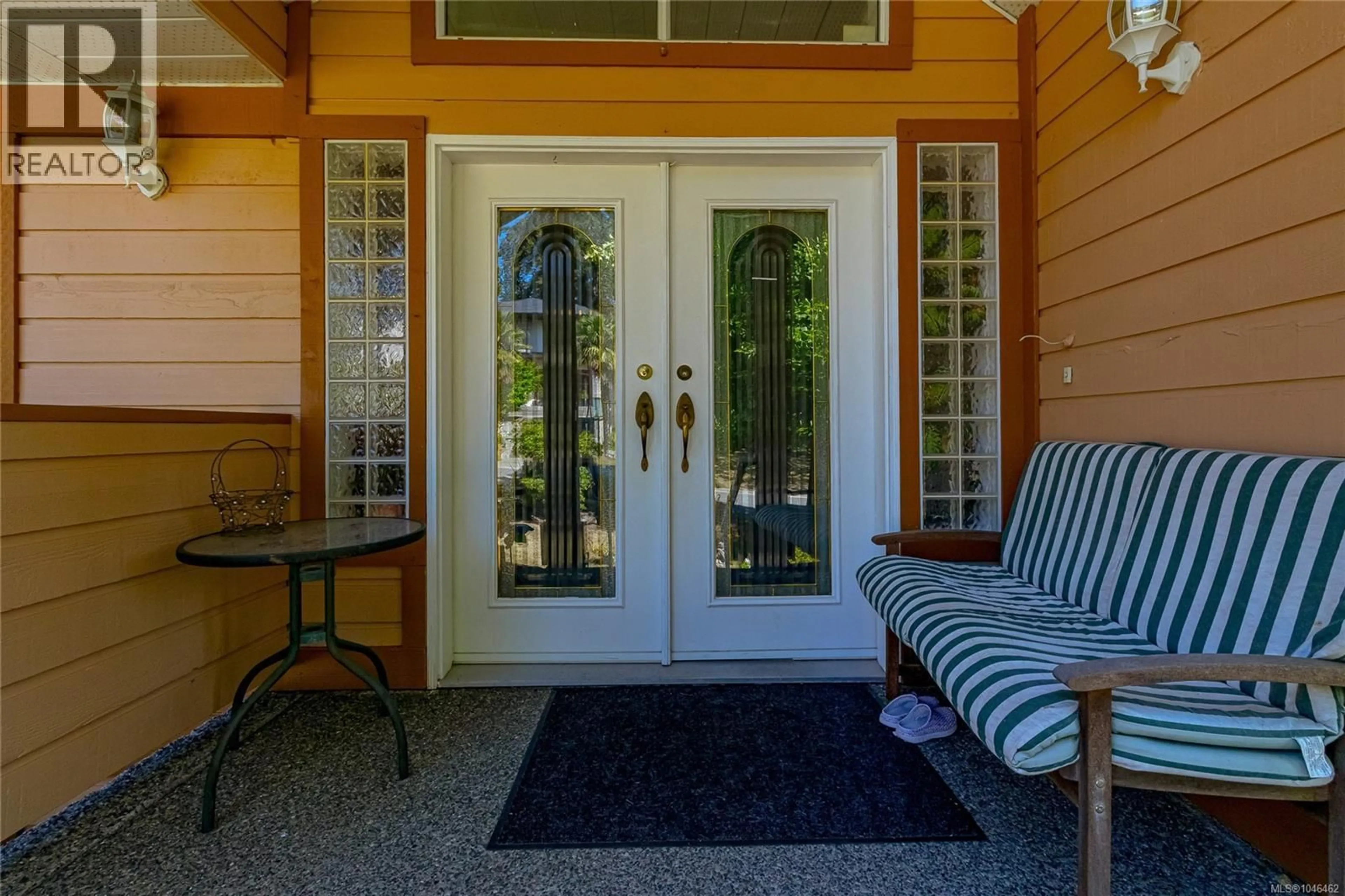 Indoor entryway for 897 MALTWOOD TERRACE, Saanich British Columbia V8X5G2