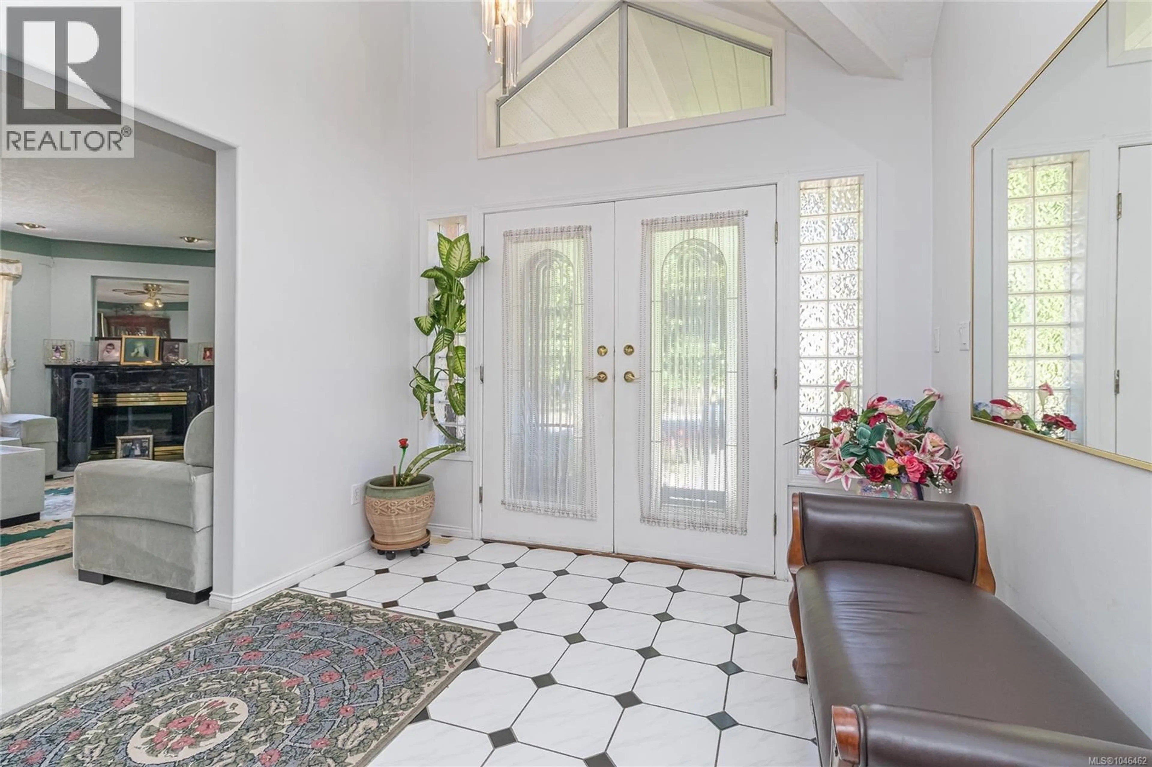 Indoor entryway for 897 MALTWOOD TERRACE, Saanich British Columbia V8X5G2