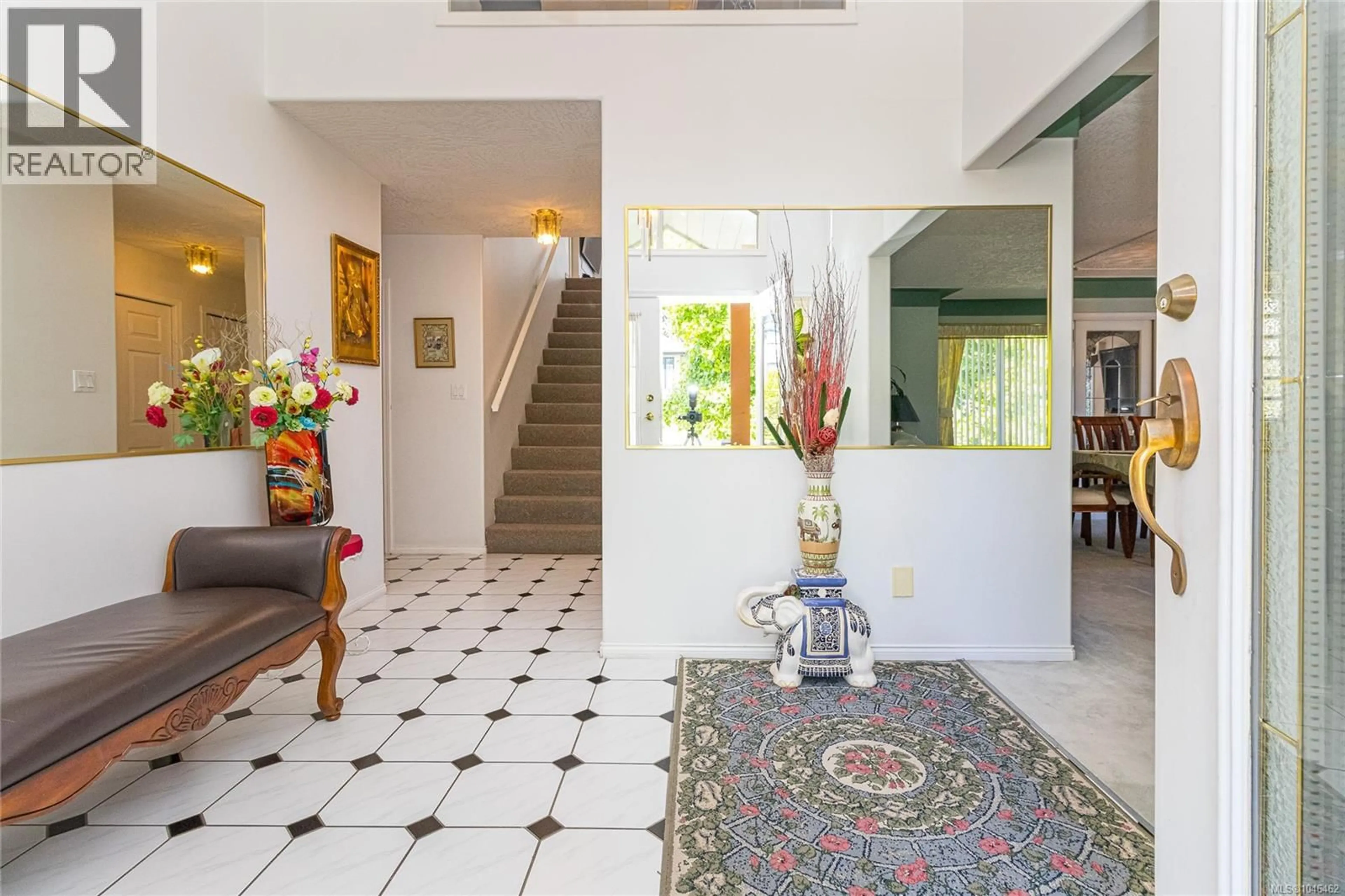 Indoor foyer for 897 MALTWOOD TERRACE, Saanich British Columbia V8X5G2