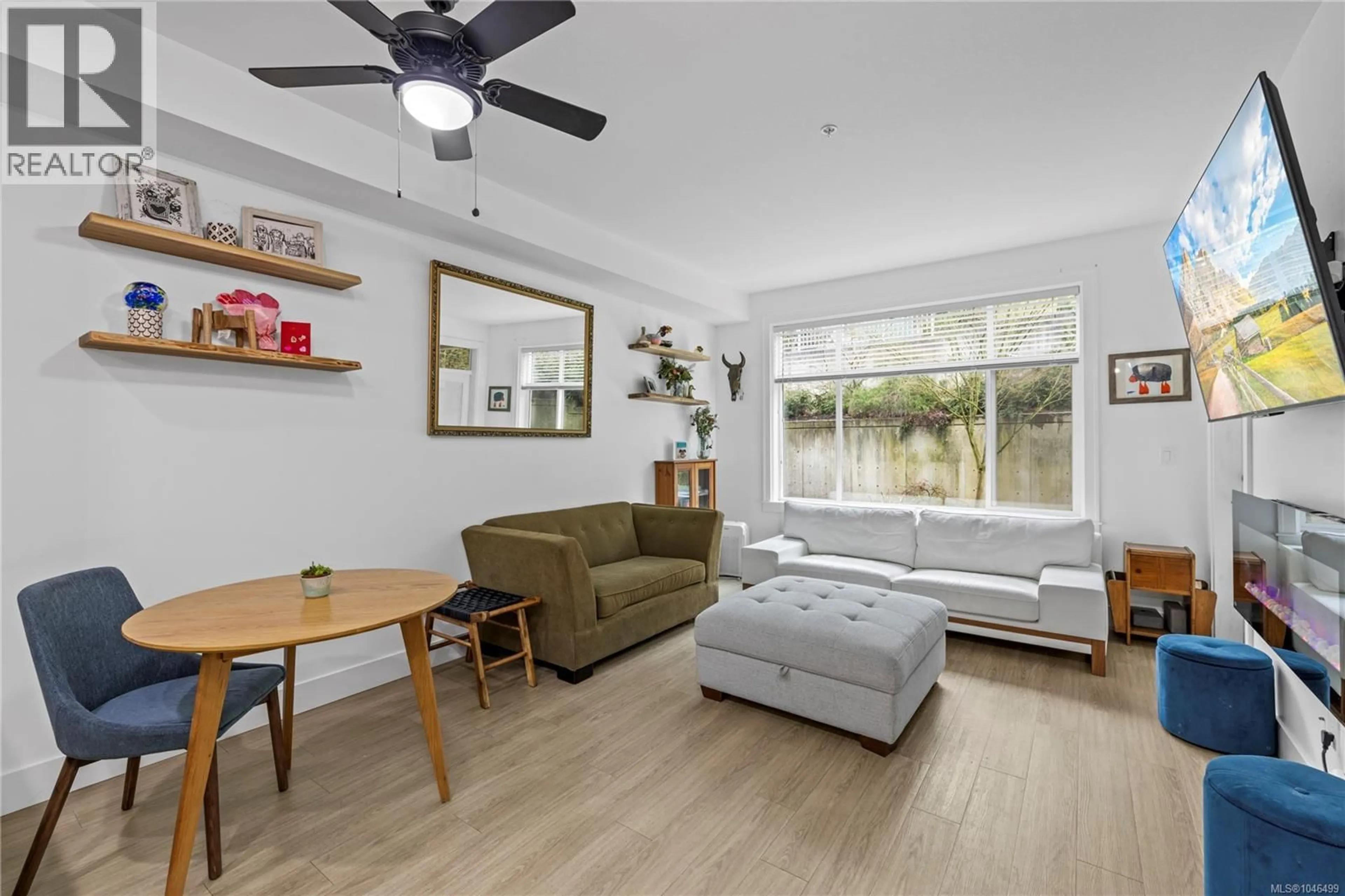 Living room with furniture, wood/laminate floor for 117 - 4960 SONGBIRD PLACE, Nanaimo British Columbia V9T0H7