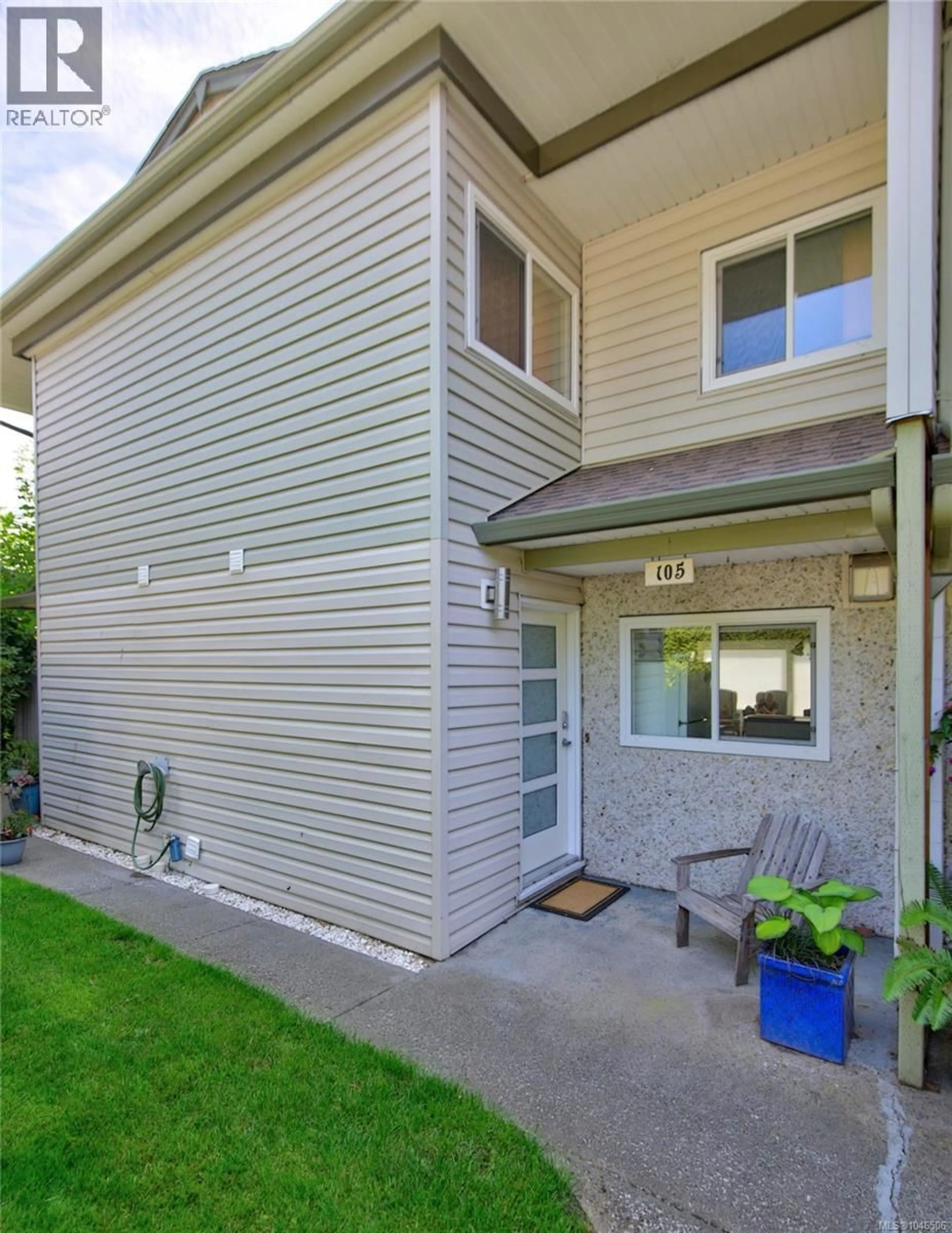 Home with vinyl exterior material, street for 105 - 1537 NOEL AVENUE, Comox British Columbia V9M3H8