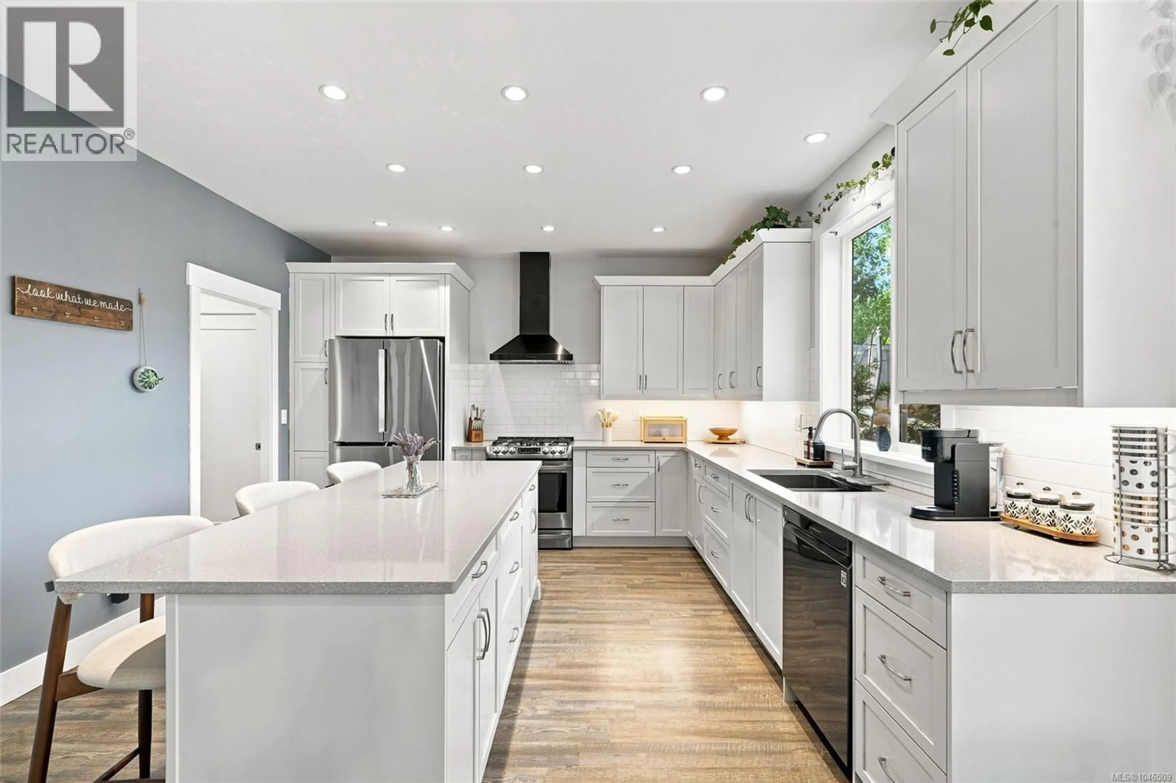 Contemporary kitchen, ceramic/tile floor for 3793 MARJORIE WAY, Nanaimo British Columbia V9T0K3