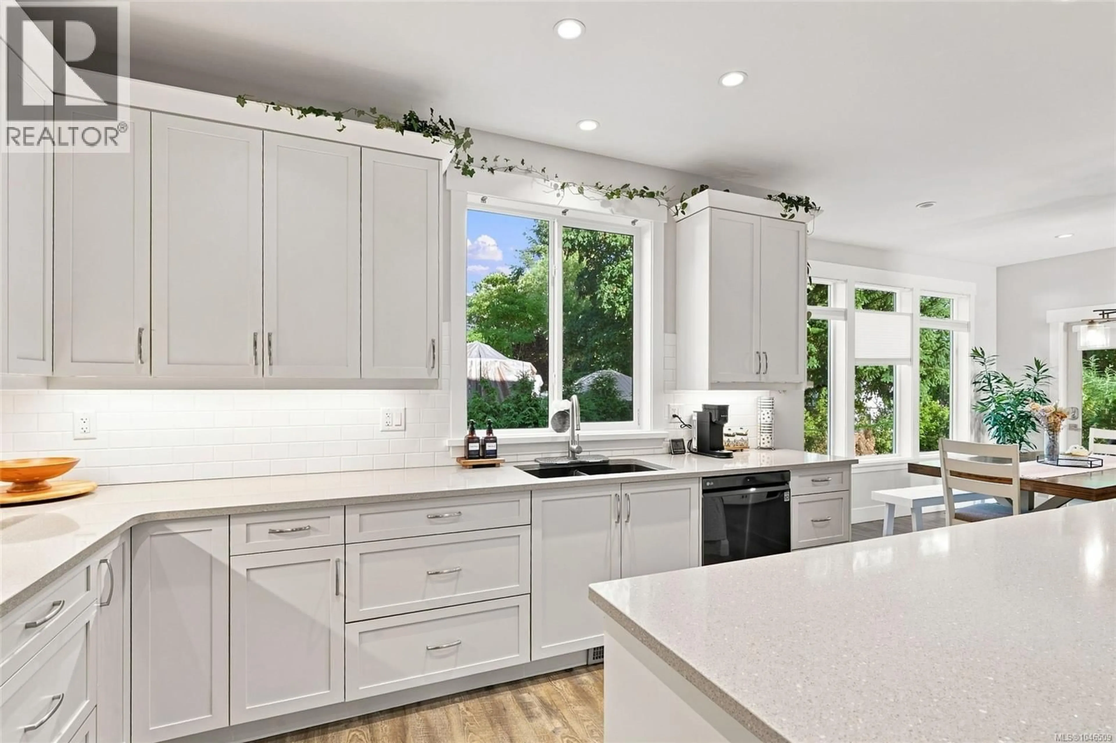 Contemporary kitchen, ceramic/tile floor for 3793 MARJORIE WAY, Nanaimo British Columbia V9T0K3
