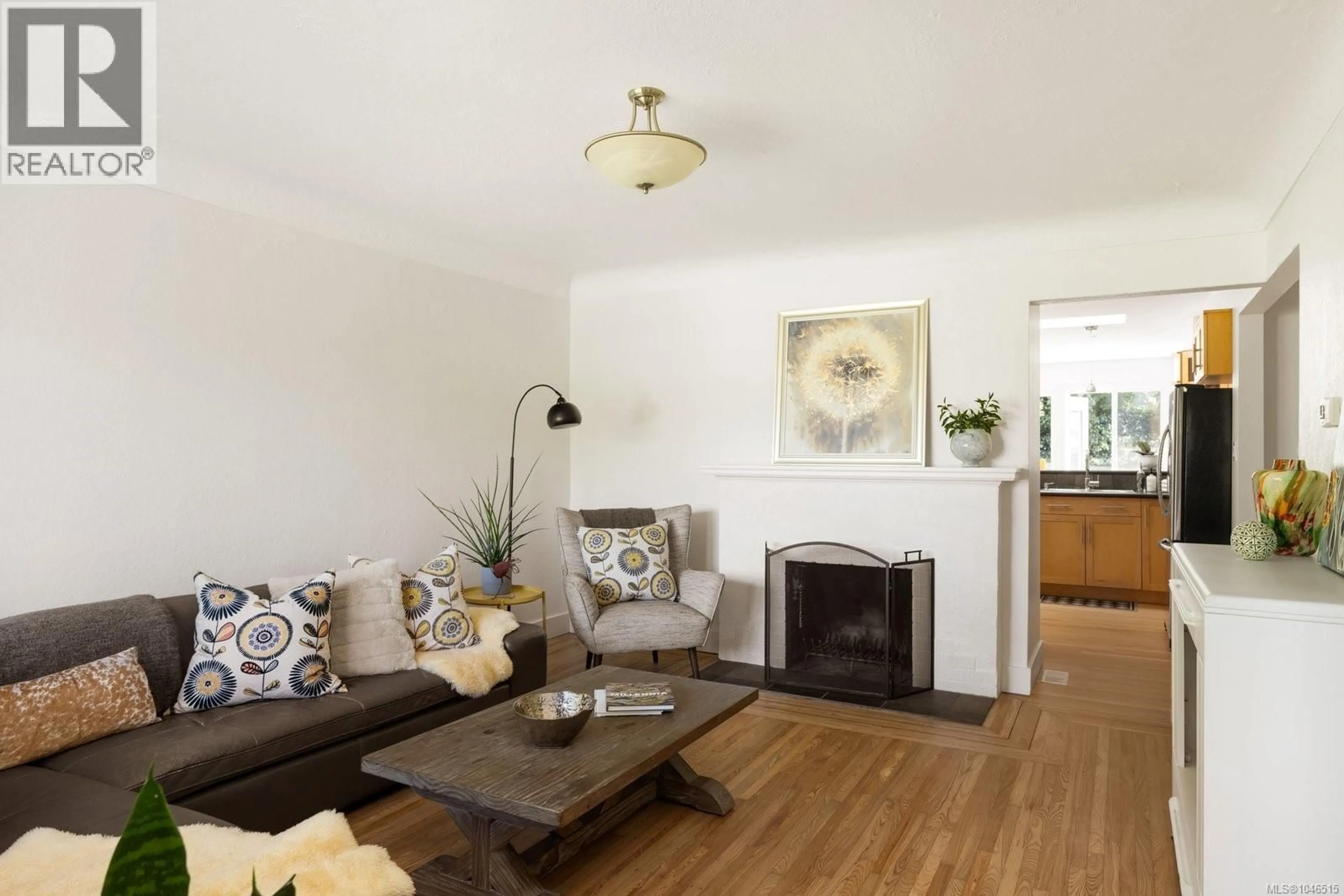 Living room with furniture, wood/laminate floor for 3155 MARS STREET, Victoria British Columbia V8X1B9