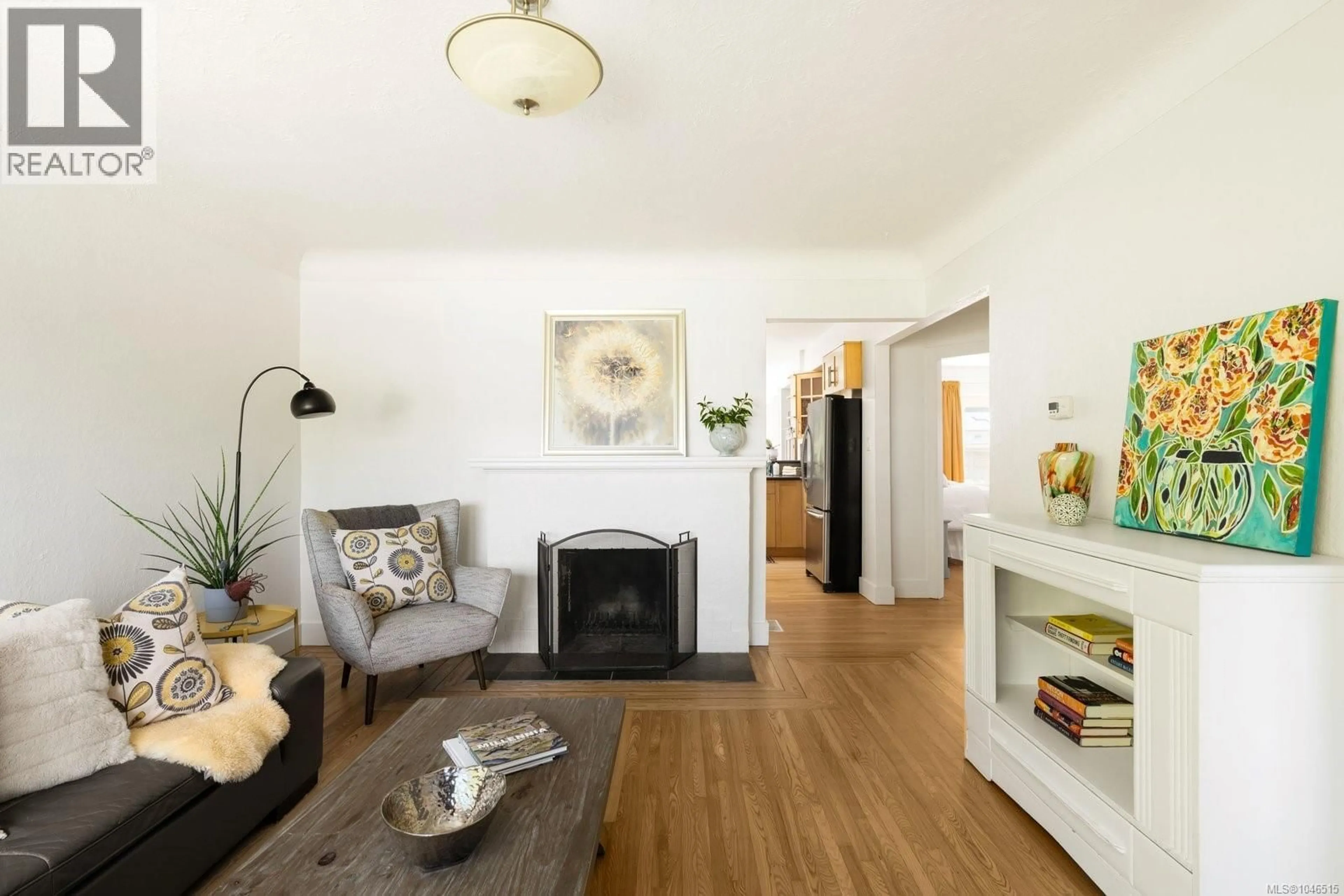 Living room with furniture, wood/laminate floor for 3155 MARS STREET, Victoria British Columbia V8X1B9
