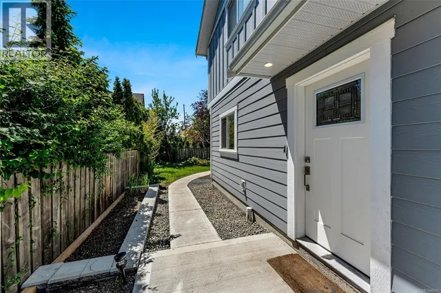 1689 KISBER AVENUE, Saanich 3