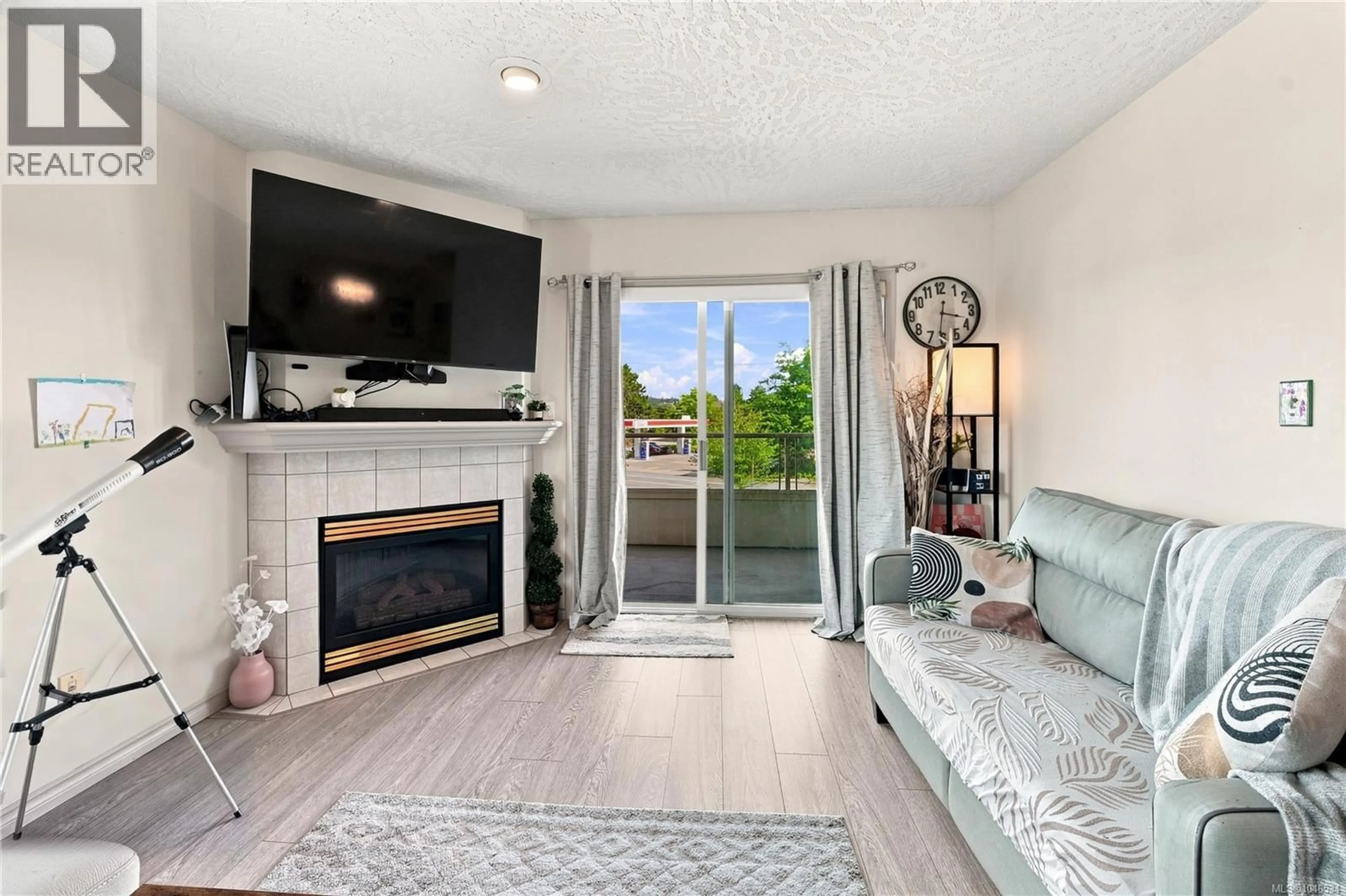 Living room with furniture, unknown for 303 - 3700 CAREY ROAD, Saanich British Columbia V8Z4C2
