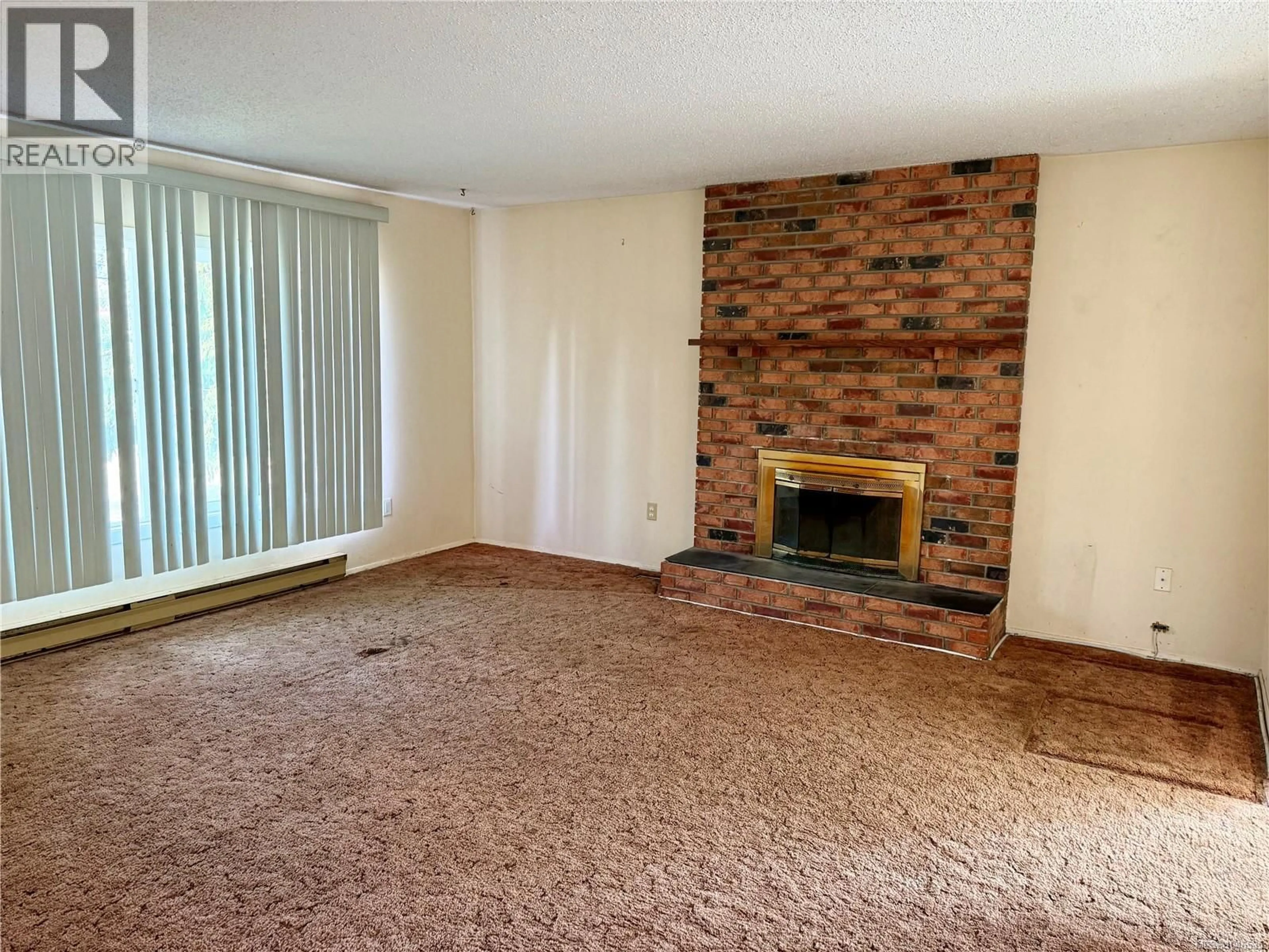 Living room with furniture, carpet floor for 4081 CAREY PLACE, Royston British Columbia V0R2V0