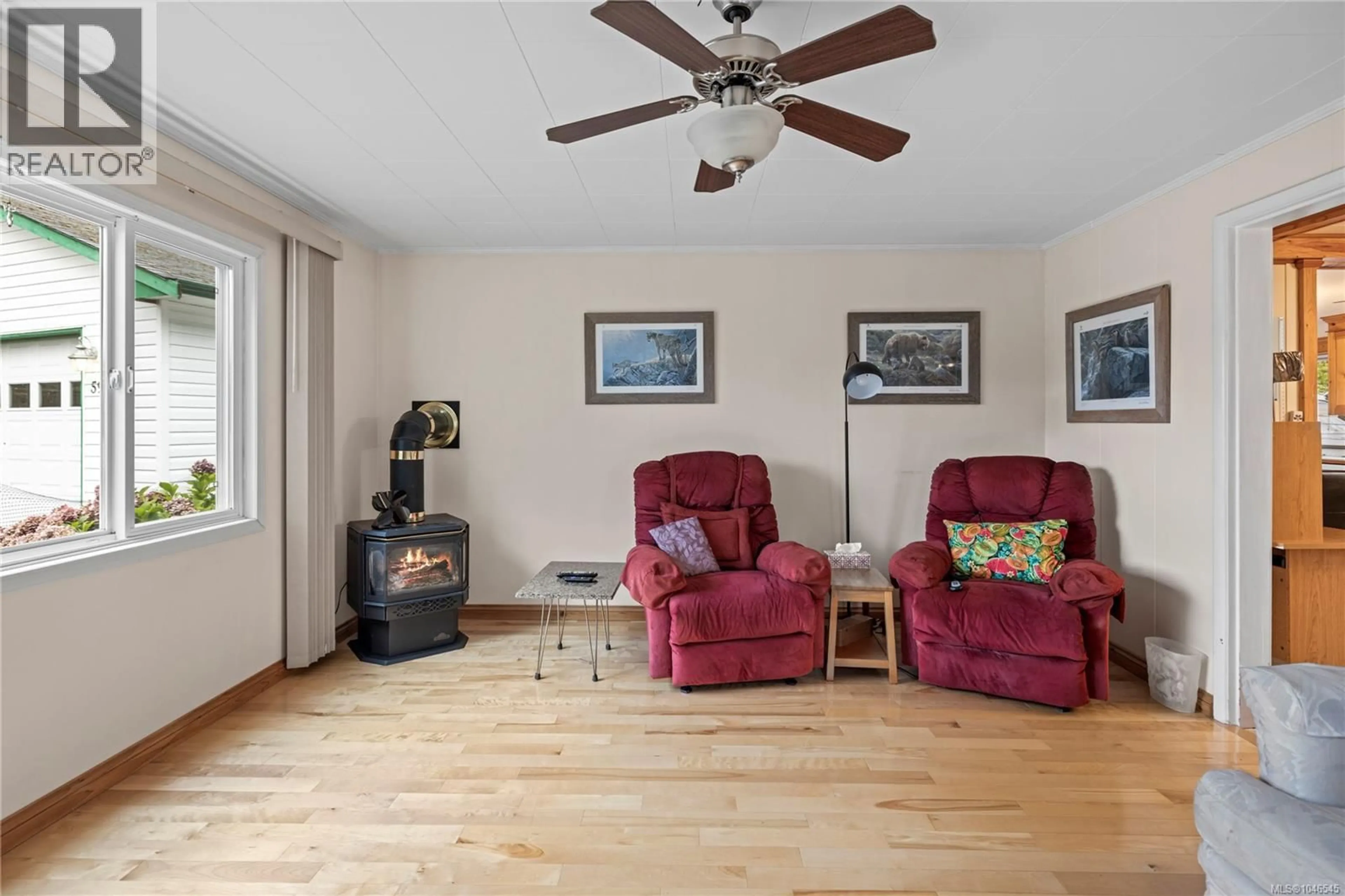 Living room with furniture, wood/laminate floor for 594 PYM STREET NORTH, Parksville British Columbia V9P1B6